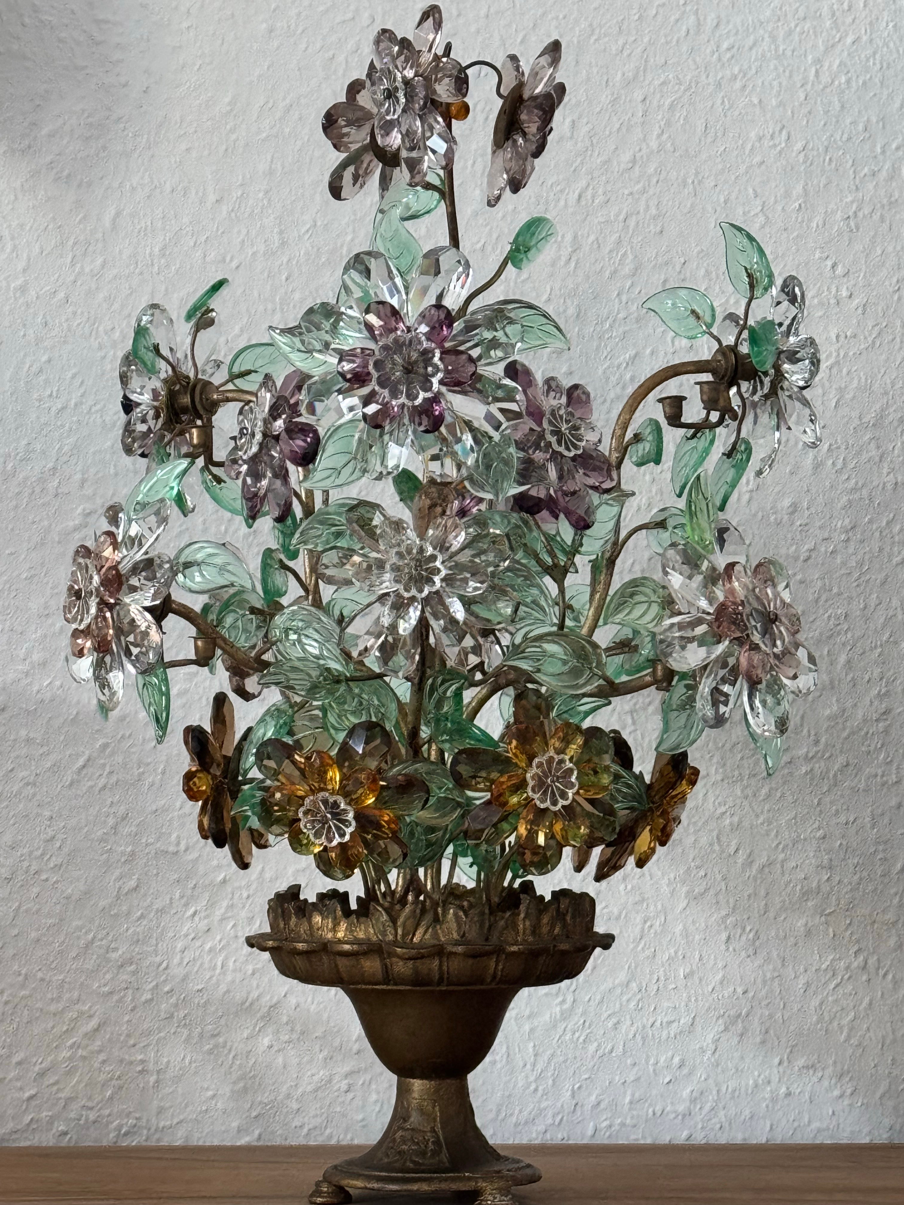 Eine erstaunliche handgefertigte Französisch Bunte Glasblumenblätter und Bronze 12 - Licht Kandelaber, 19.
Für kleine Kerzenständer.
Vollständig restauriert.
