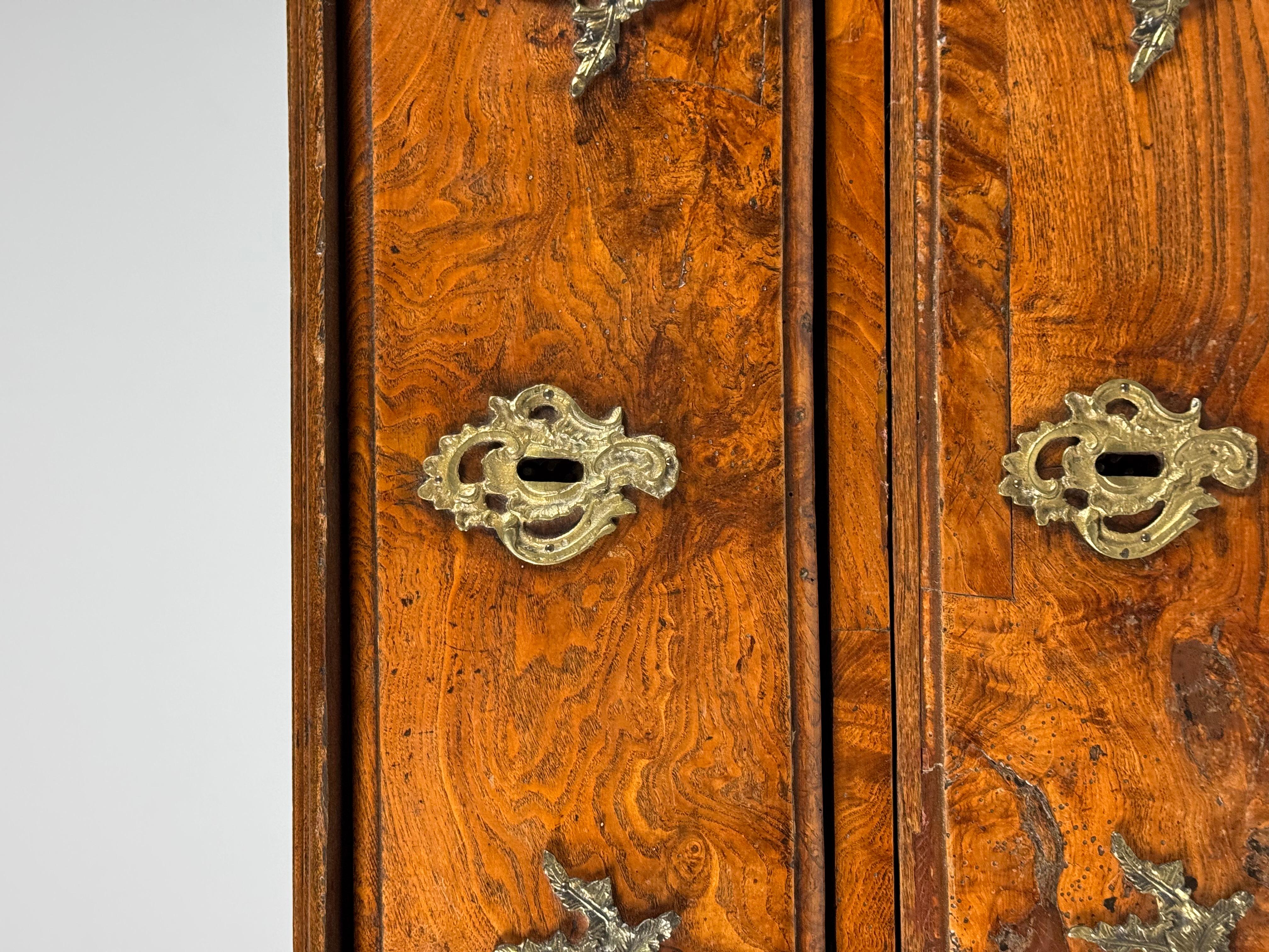 French commode 18th century For Sale 10