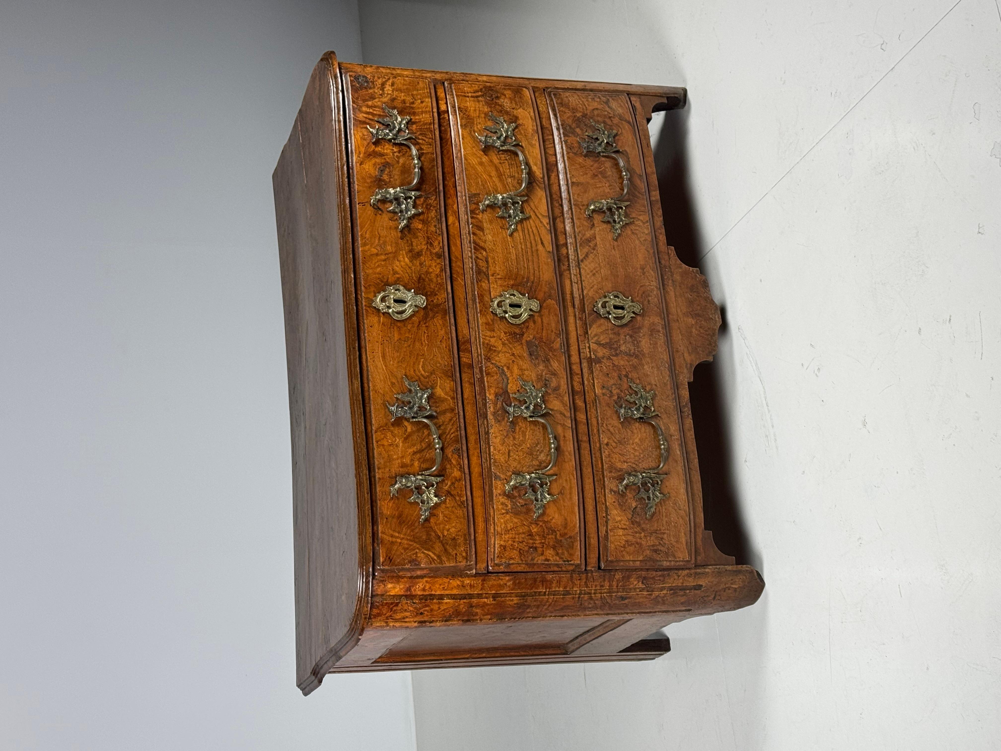 French commode 18th century In Good Condition For Sale In MILL, NL