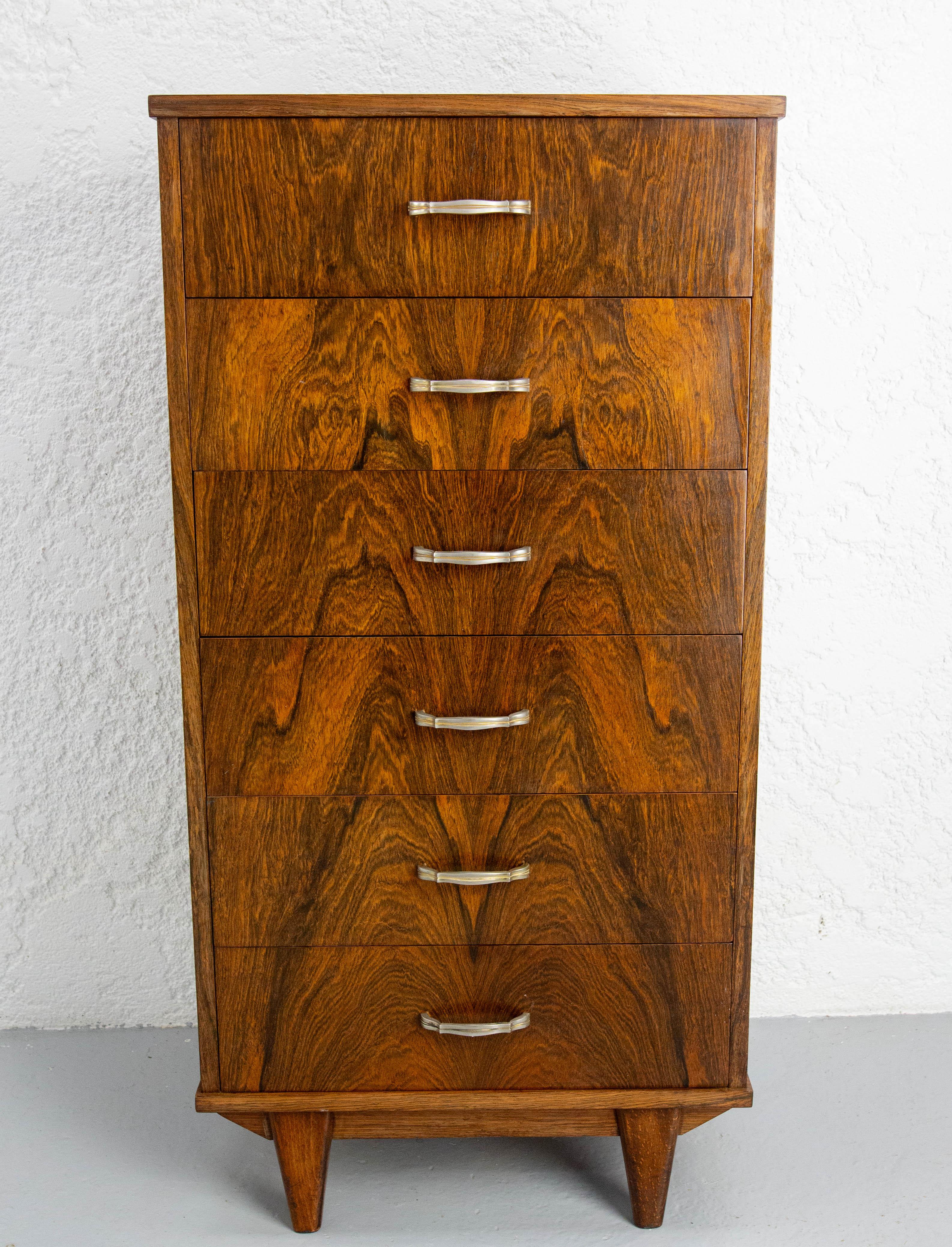 Cassettiera francese chiffonnier in legno di palissandro venato.
Le eleganti maniglie sono in metallo argentato con bordi dorati.
Alcuni graffi sui lati nelle parti inferiori del mobile, non preoccupanti. 
Buone condizioni vintage.

Spedizione:
43 /