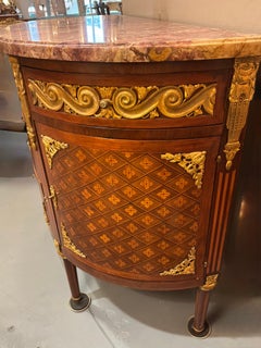 Commode française en forme de demi-lune, plateau en marbre avec montures en bronze doré en marqueterie