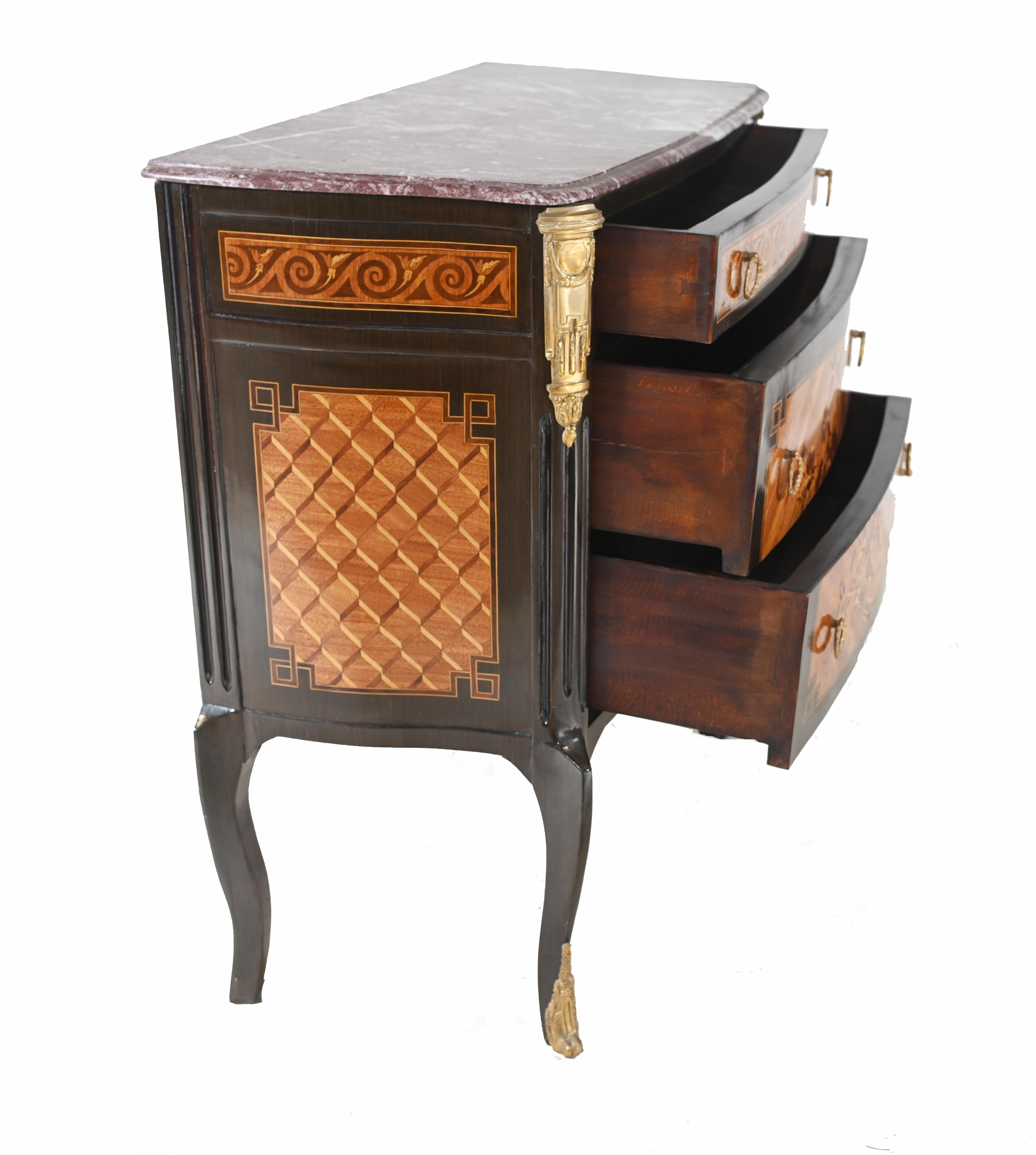 Commode Louis XVI à tiroirs marquetés en vente 5