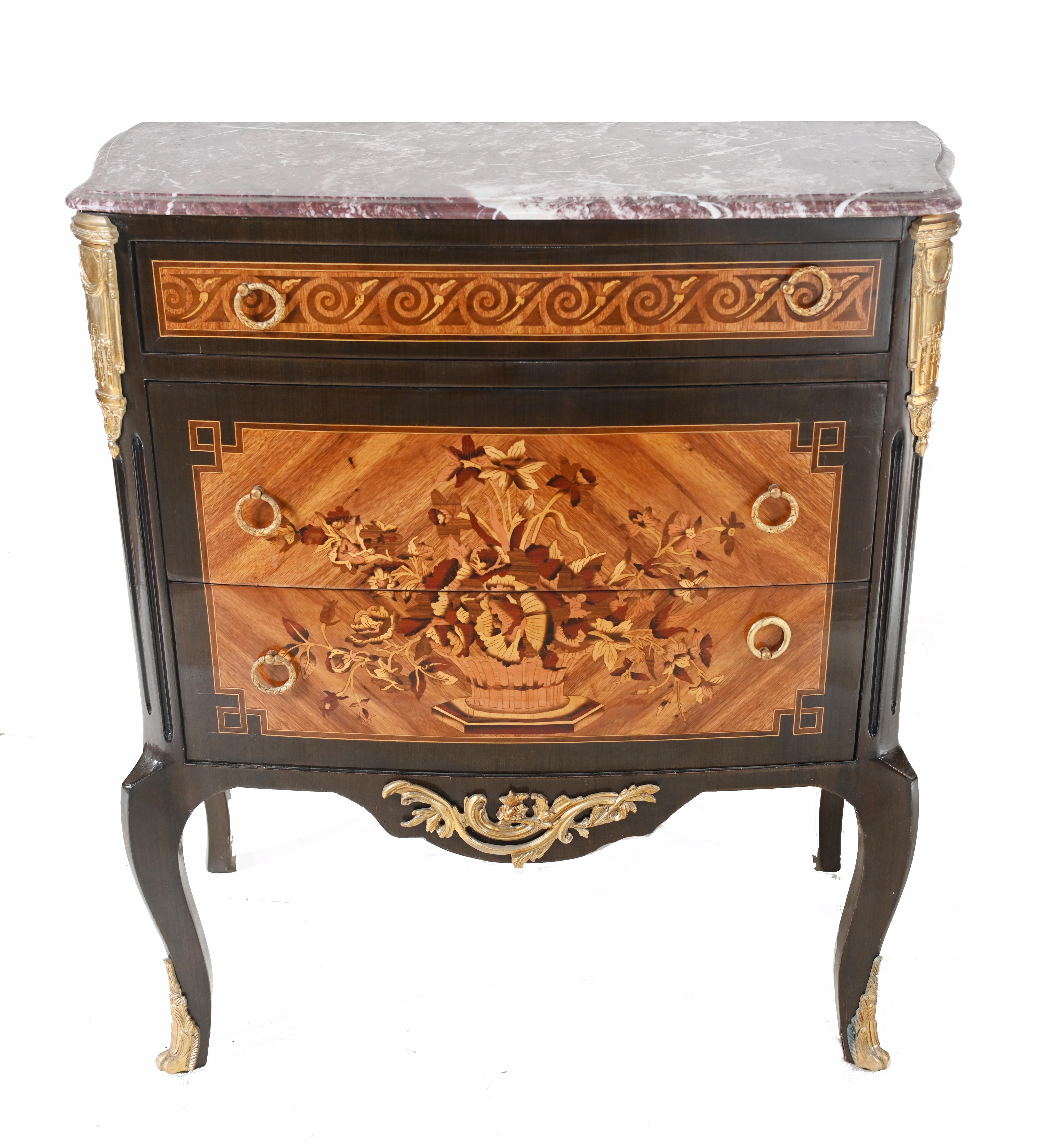 Vous voyez ici une commode française raffinée de style Louis XVI.
Livré avec un plateau en marbre rouge lisse et sans éclats.
Incrustations sur le devant et les côtés, très complexes, montrant des motifs floraux.
Achetée à un marchand de Marche