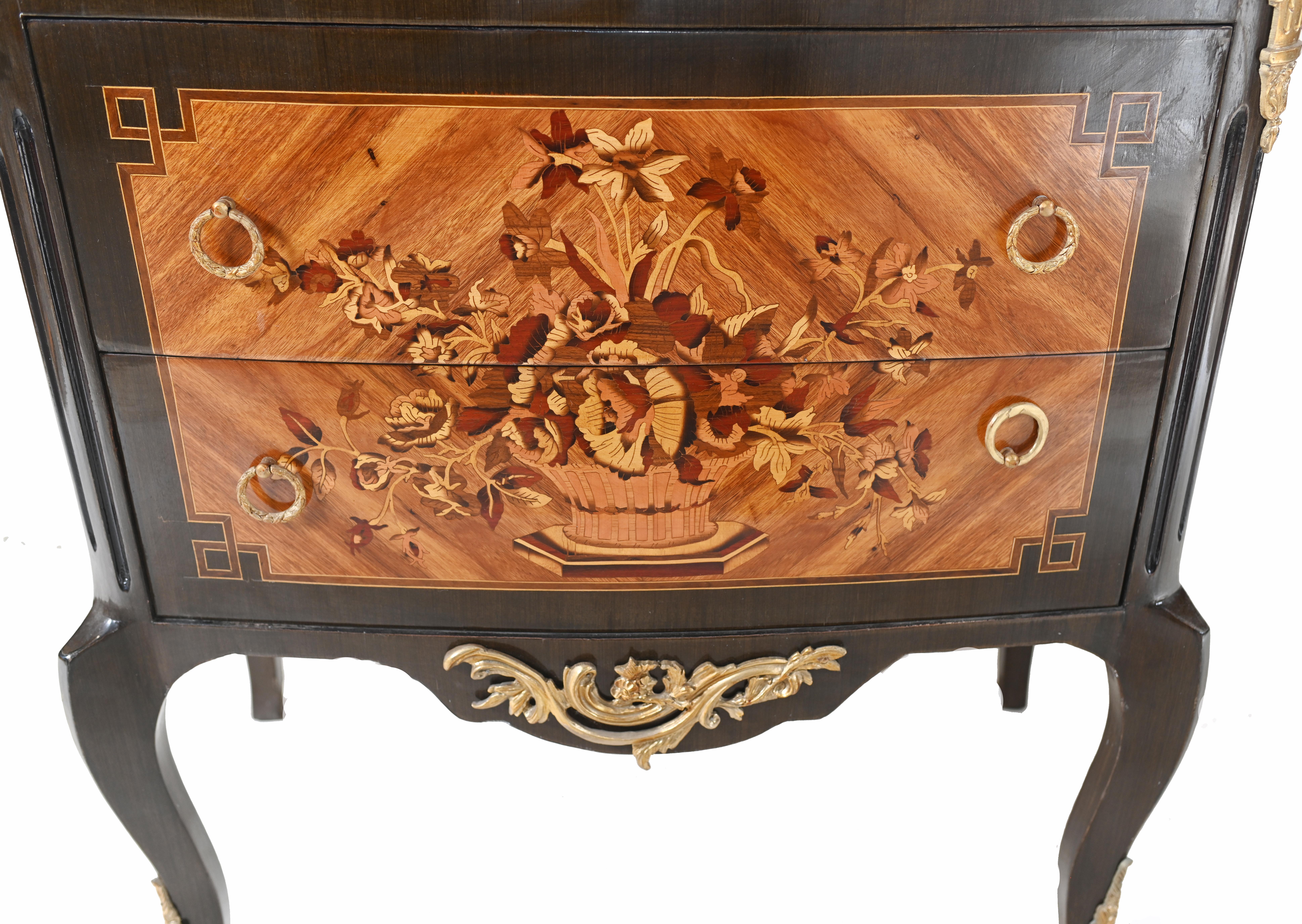 Bronze doré Commode Louis XVI à tiroirs marquetés en vente