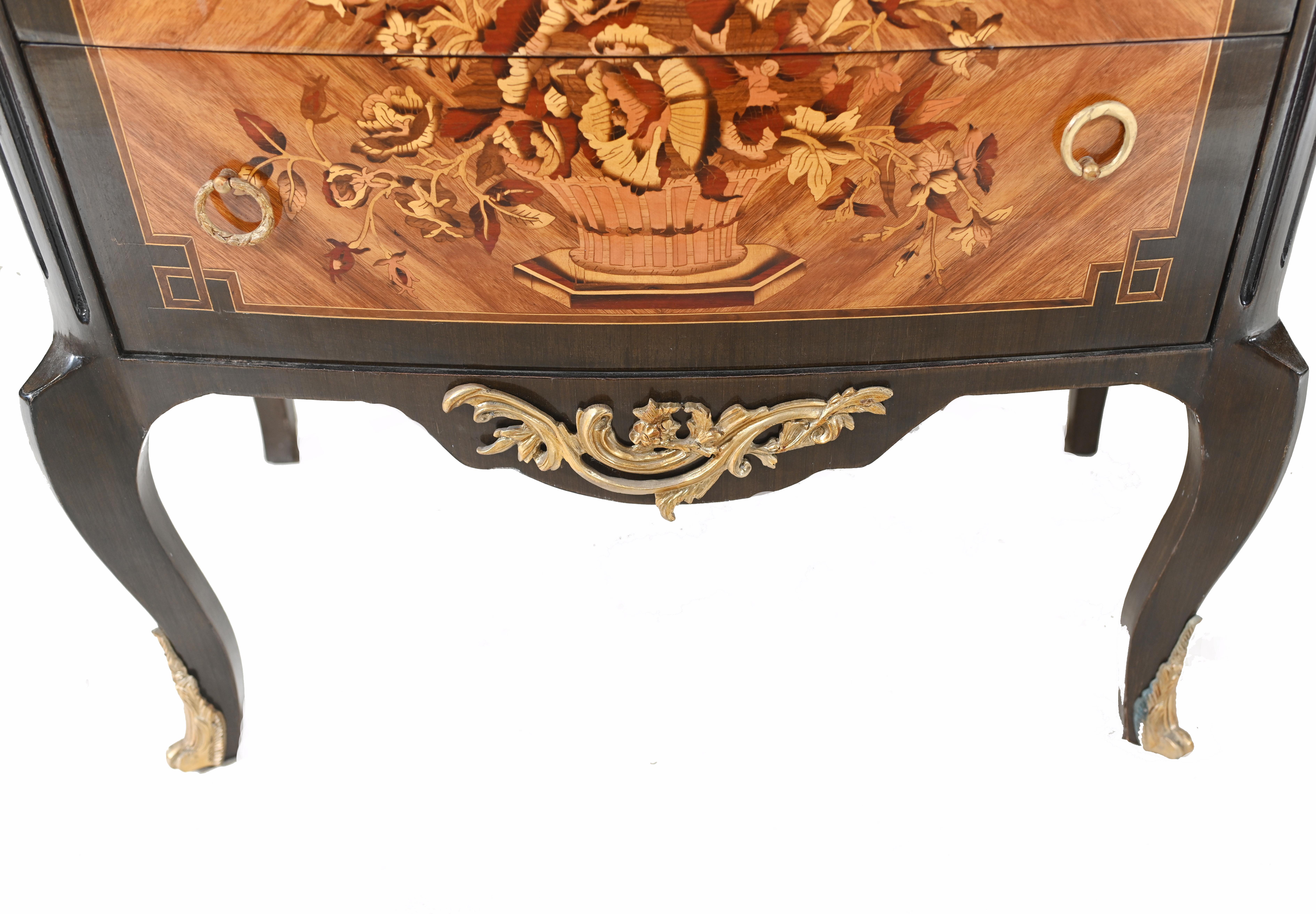 Commode Louis XVI à tiroirs marquetés en vente 1