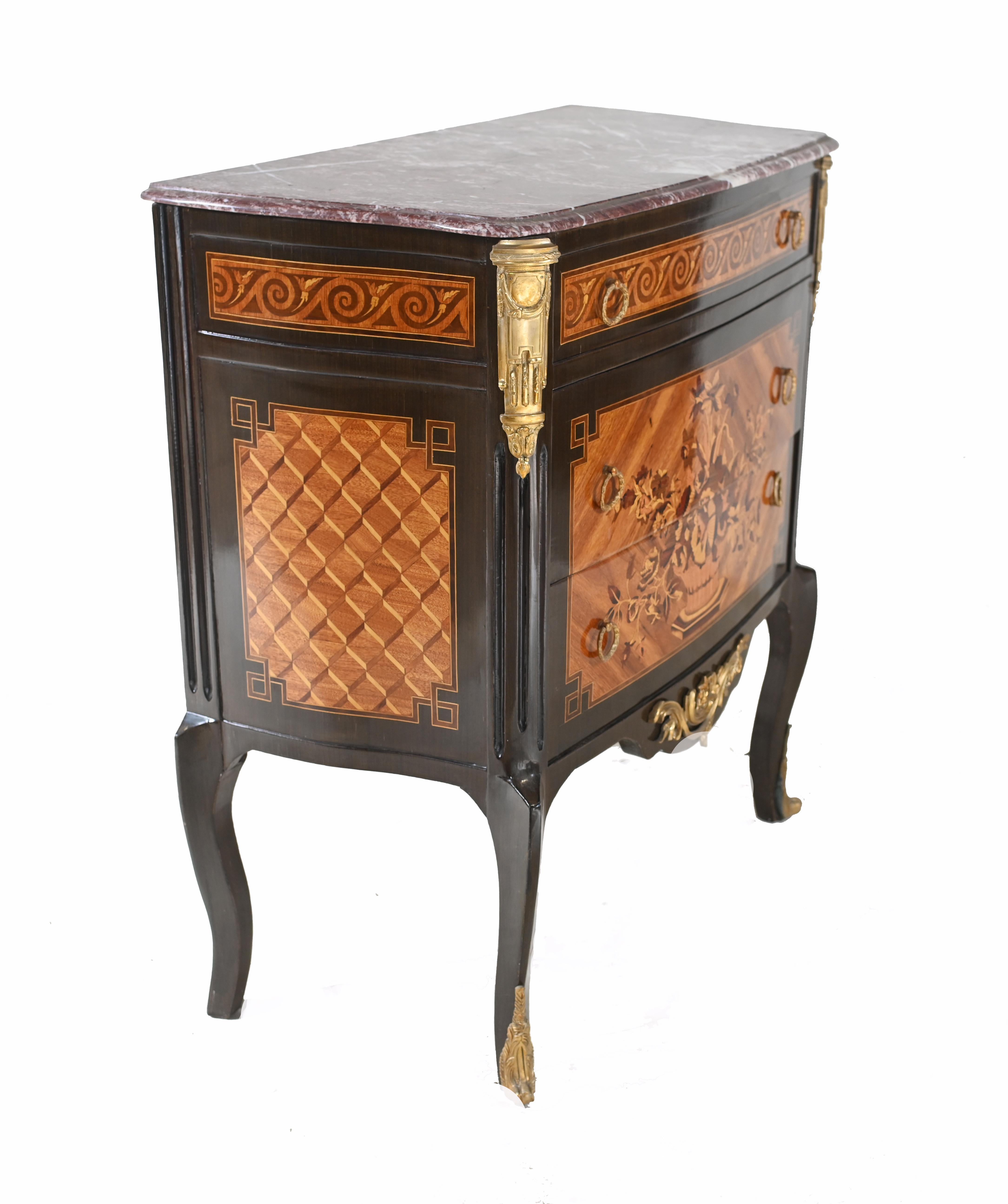 Commode Louis XVI à tiroirs marquetés en vente 2