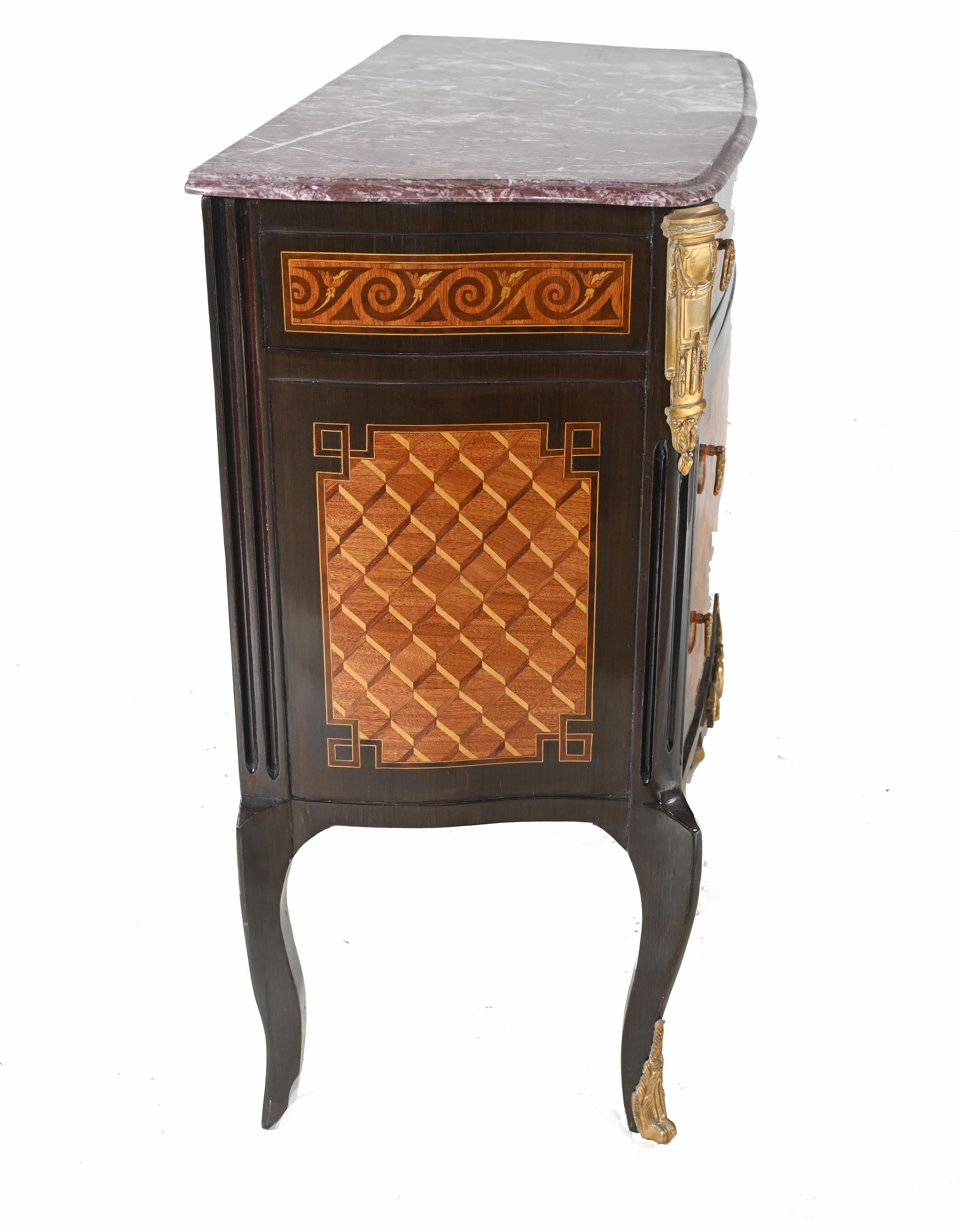 Commode Louis XVI à tiroirs marquetés en vente 3