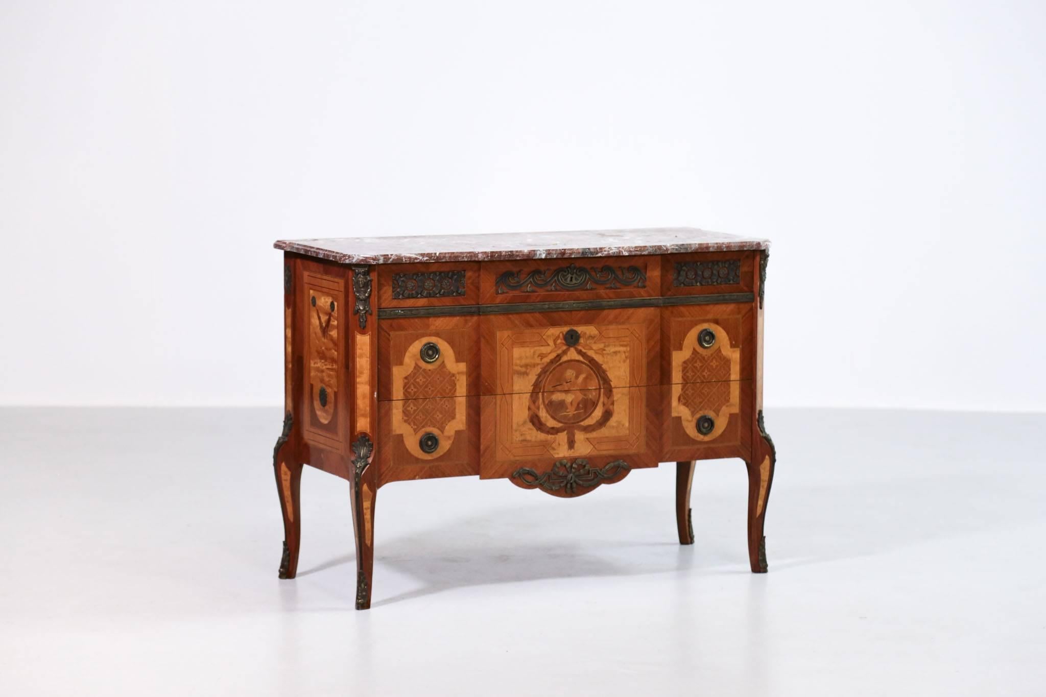 Commode in the style of Louis XV - XVI.
Nice marquetry with a marble top.