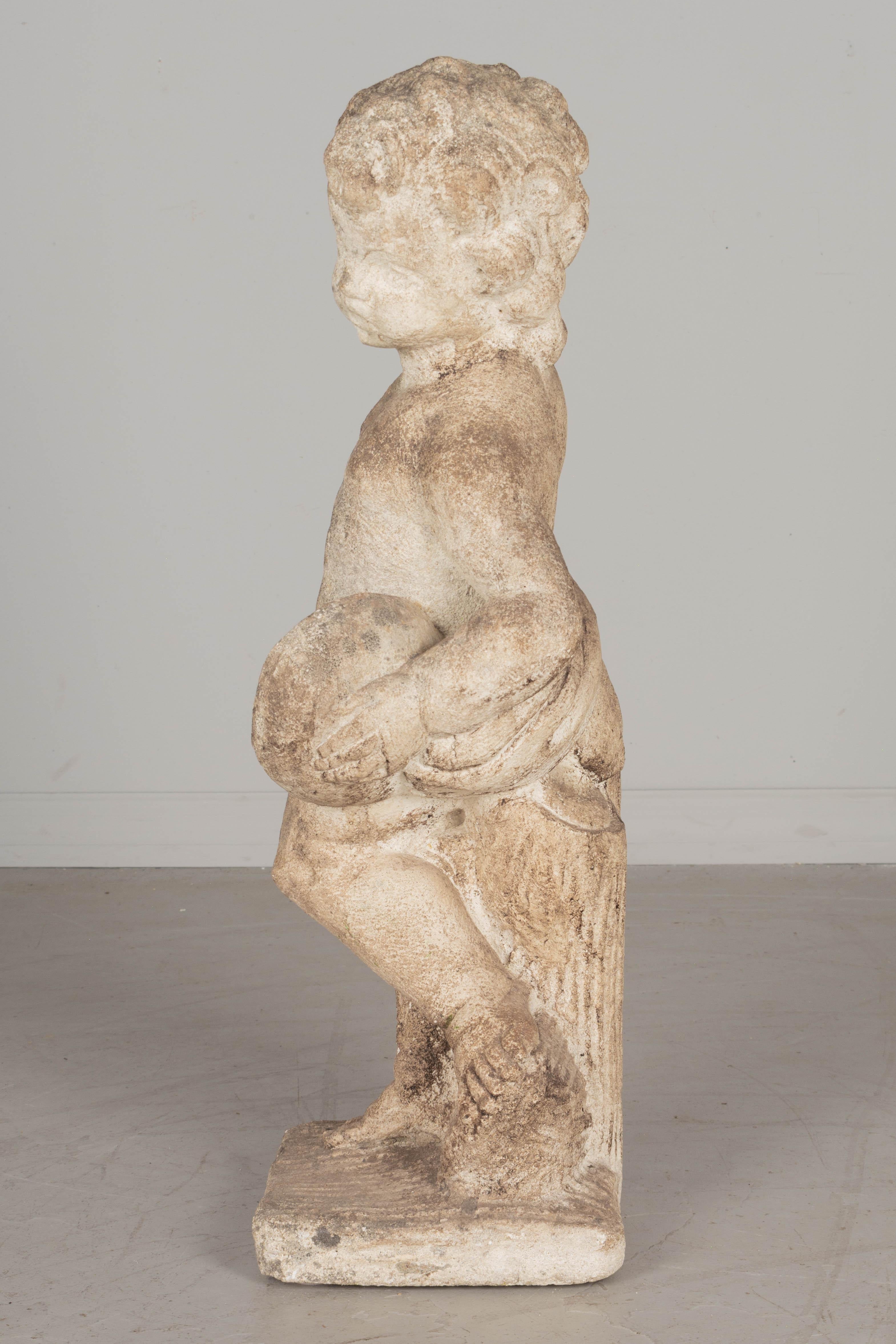 Französische Gartenstatue aus gegossenem Kompositstein, die ein zimbelspielendes Kind in Engelsgestalt darstellt. Guter Zustand mit moosiger Patina. Um 1950er Jahre. 
Abmessungen: 28 