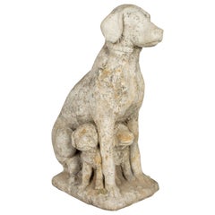 Sculpture française en pierre composite représentant un chien de jardin avec des chiots