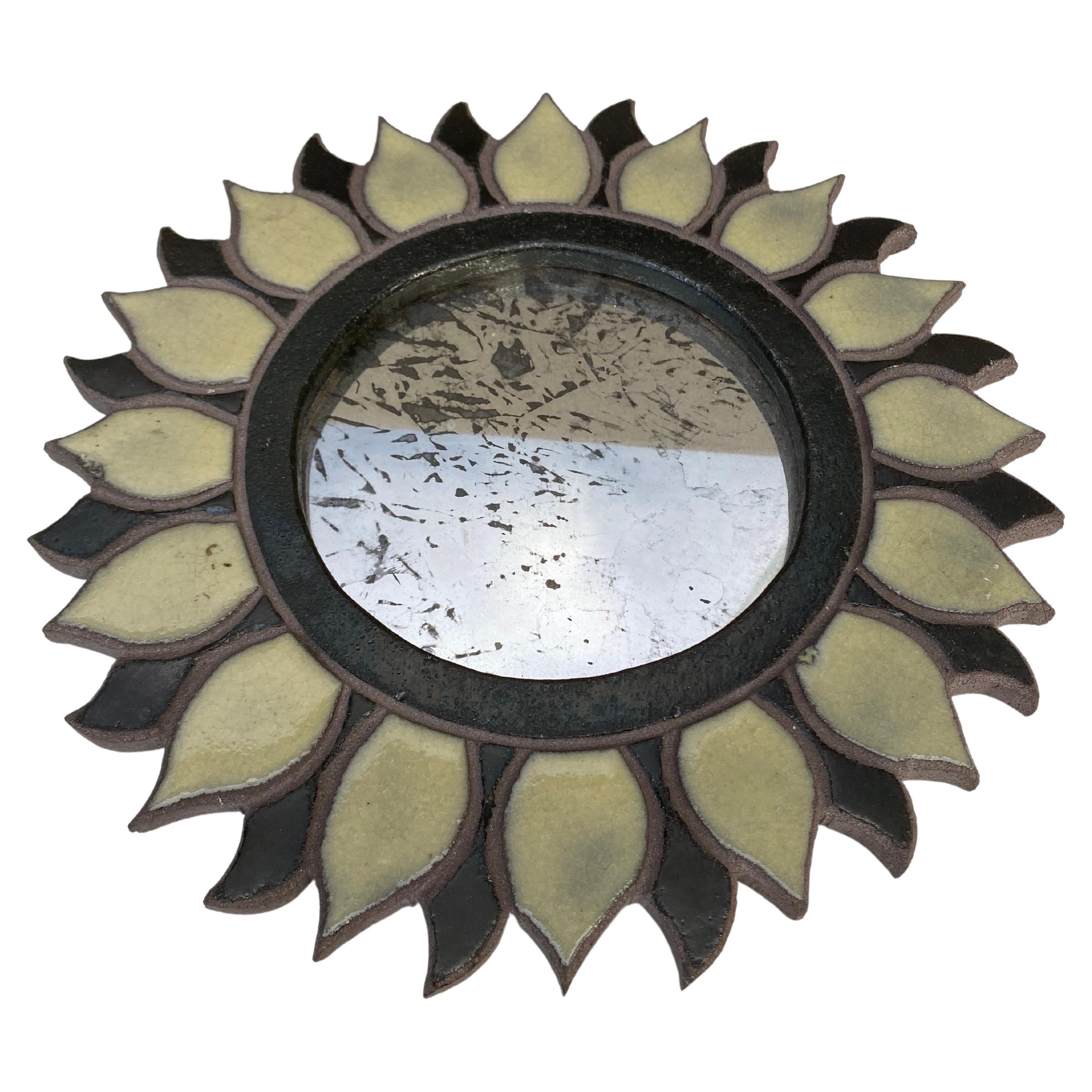 French Original concrete flower mirror circa 1970.
Diameter / 12.8 inches.
Stains on mirror.