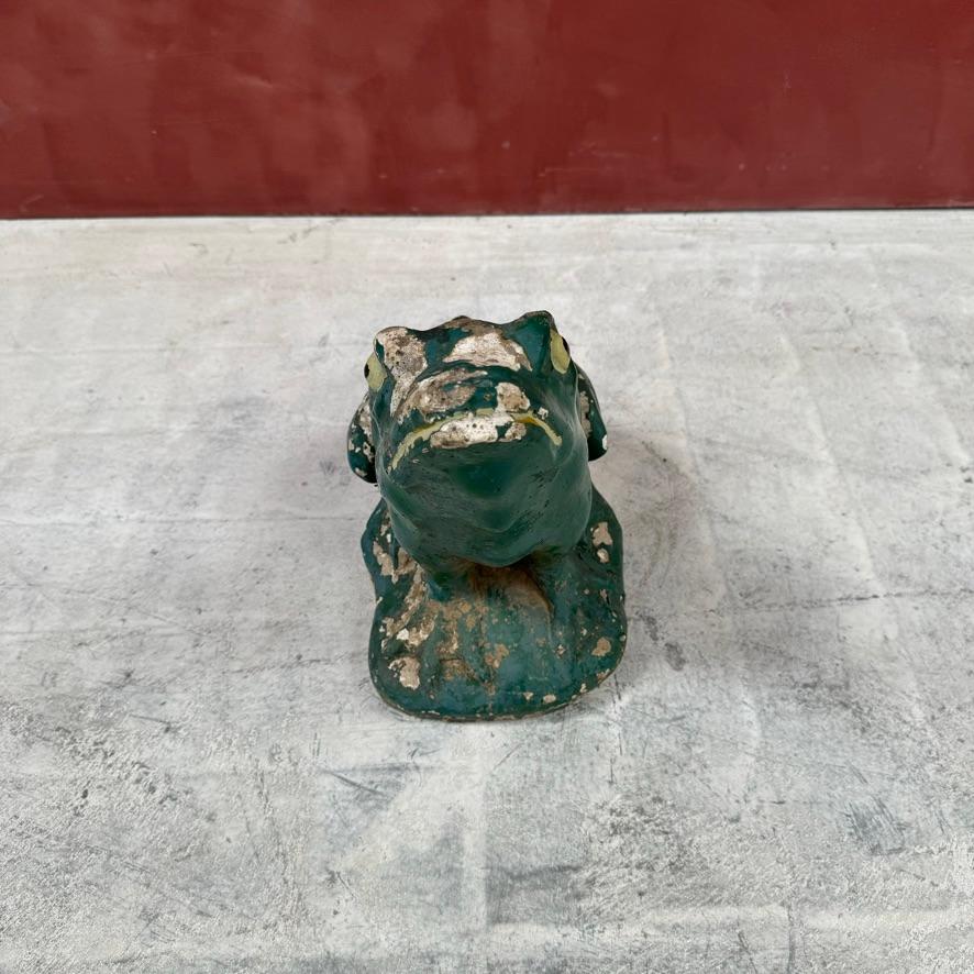 Frog française en béton en vente 1