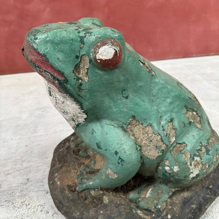 Französischer Frosch-Wasserbrunnen aus Beton im Angebot 1