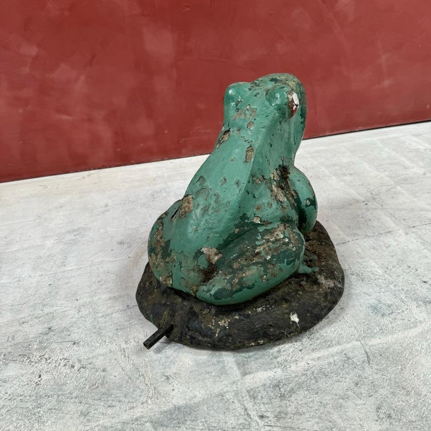 Französischer Frosch-Wasserbrunnen aus Beton im Angebot 3