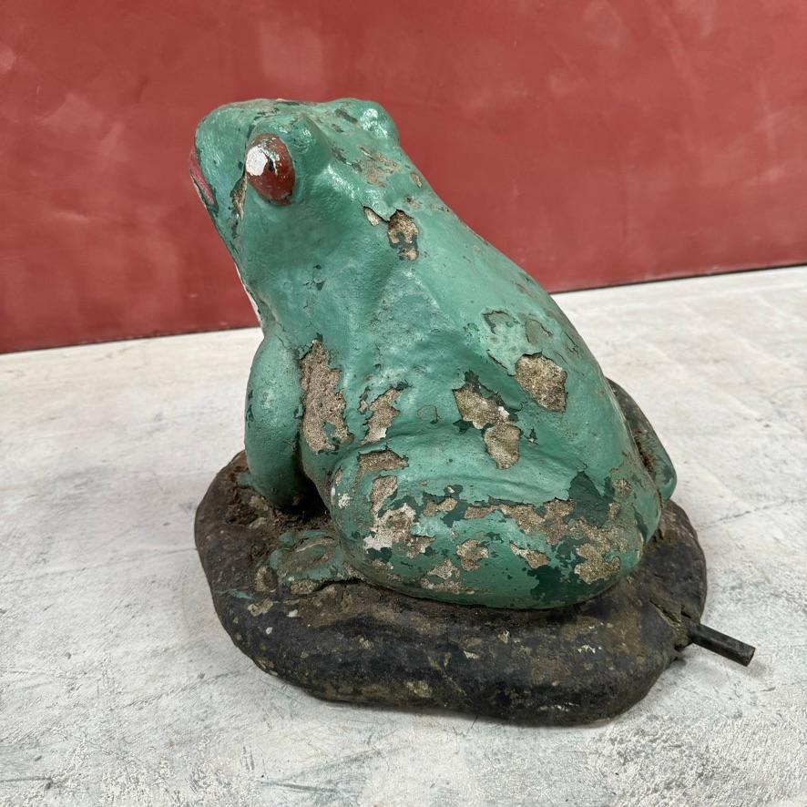 Französischer Frosch-Wasserbrunnen aus Beton im Angebot 4