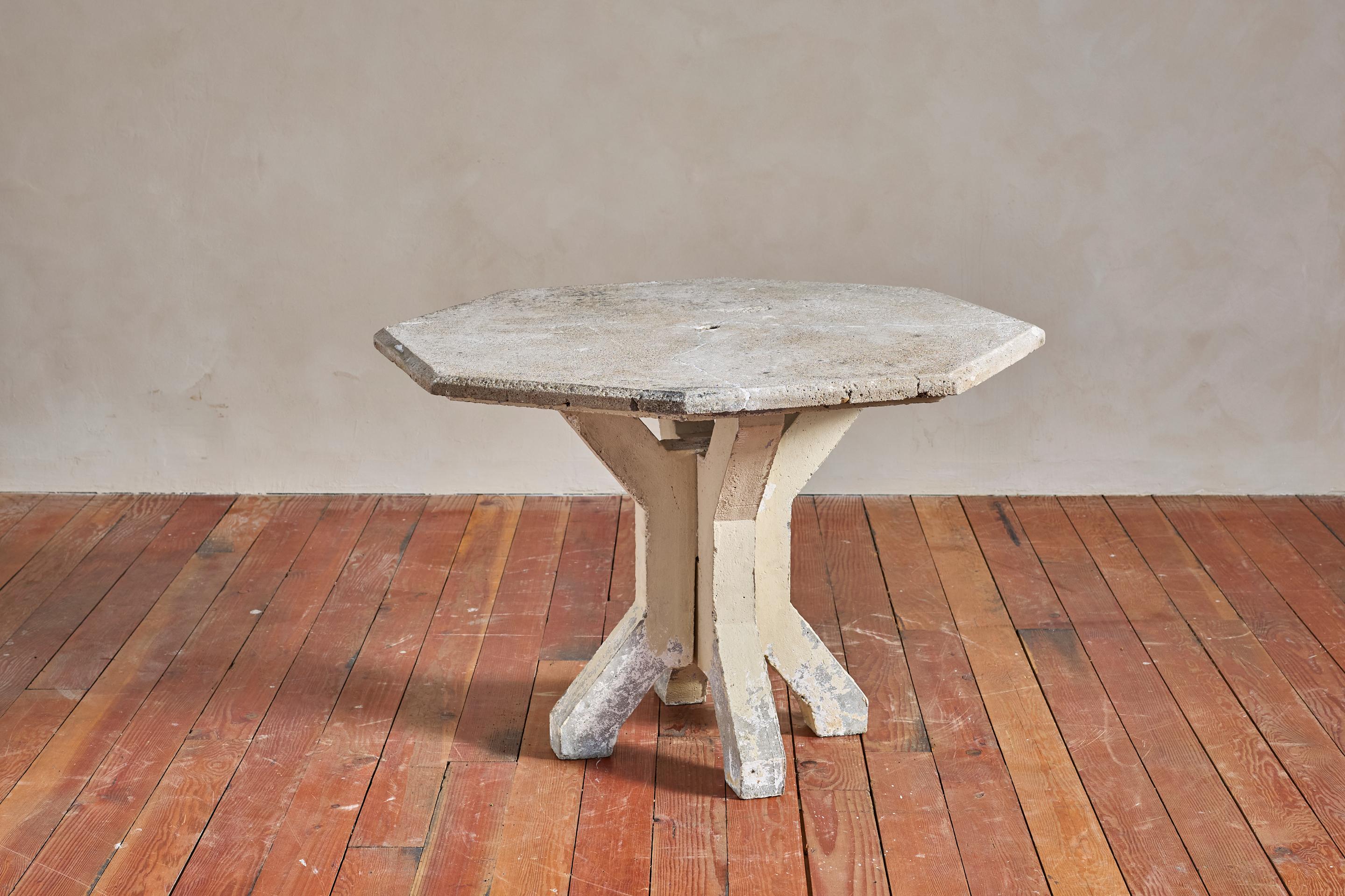 Table de salle à manger octogonale en béton - France, années 1950
Une patine fantastique 
Intéressante base épaisse à emboîtement 
