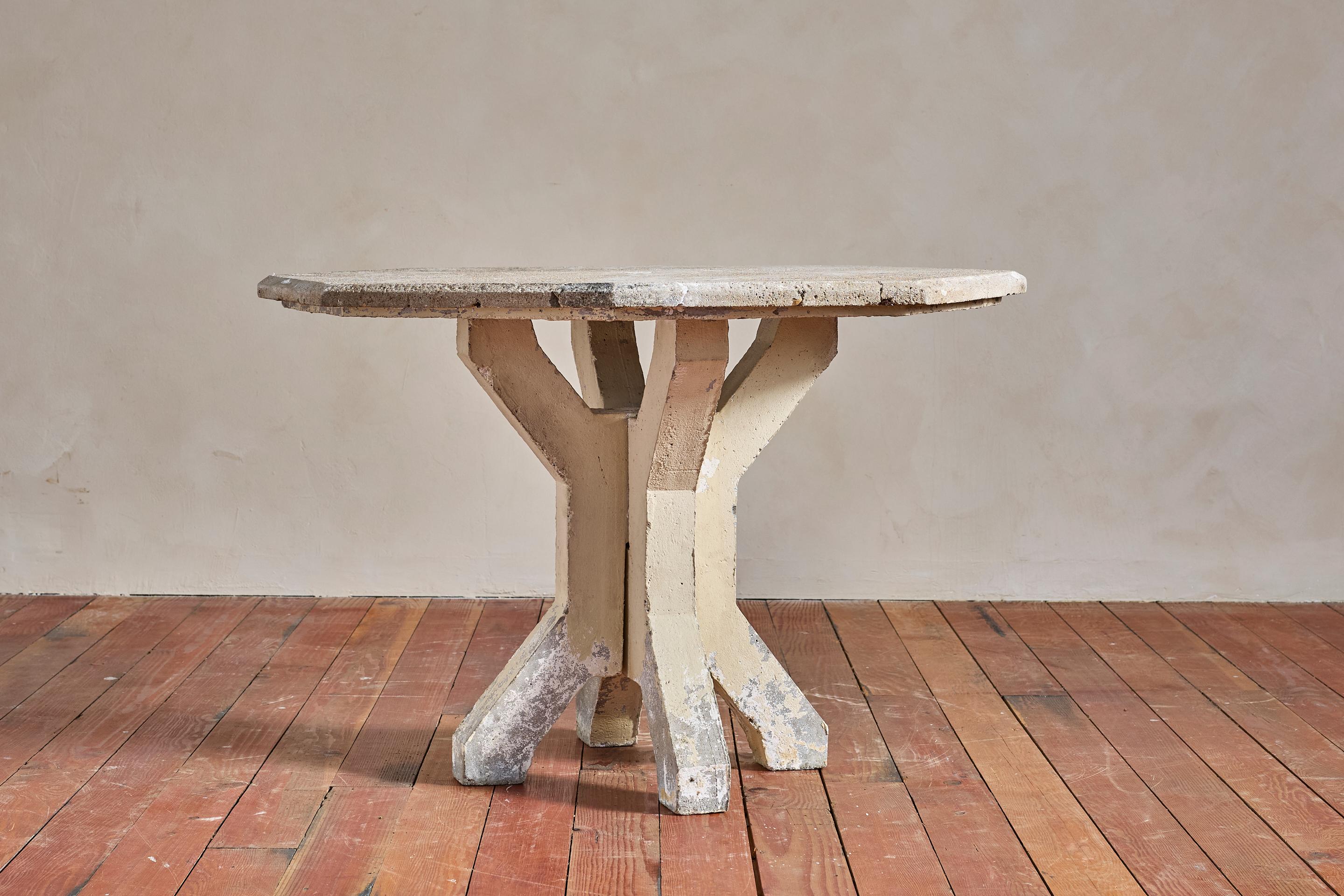 Français Table octogonale française en béton en vente