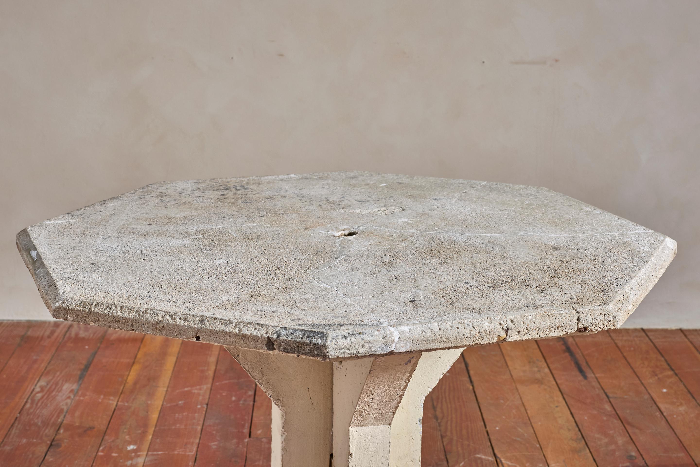 Table octogonale française en béton Bon état - En vente à Beverly Hills, CA