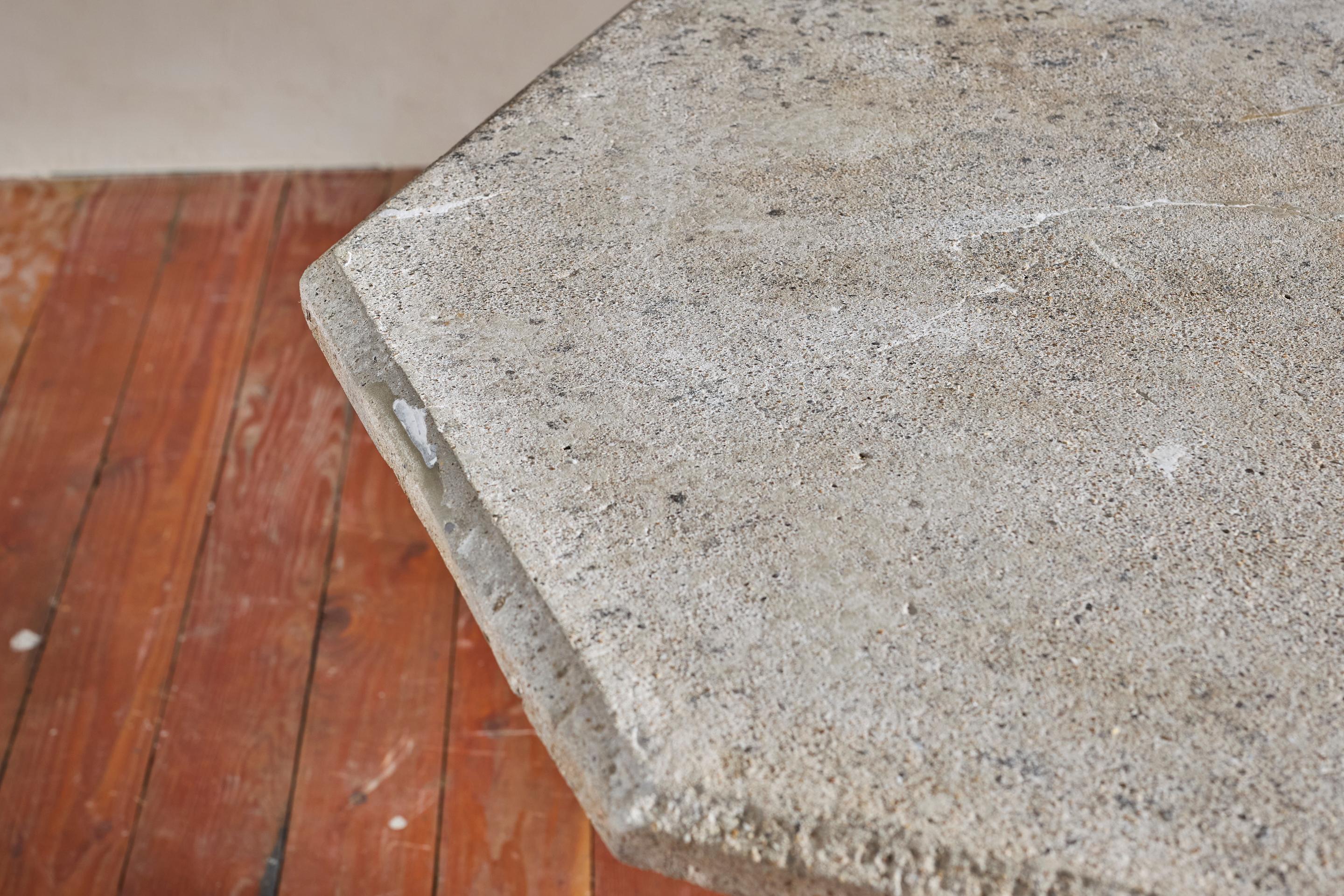 Milieu du XIXe siècle Table octogonale française en béton en vente