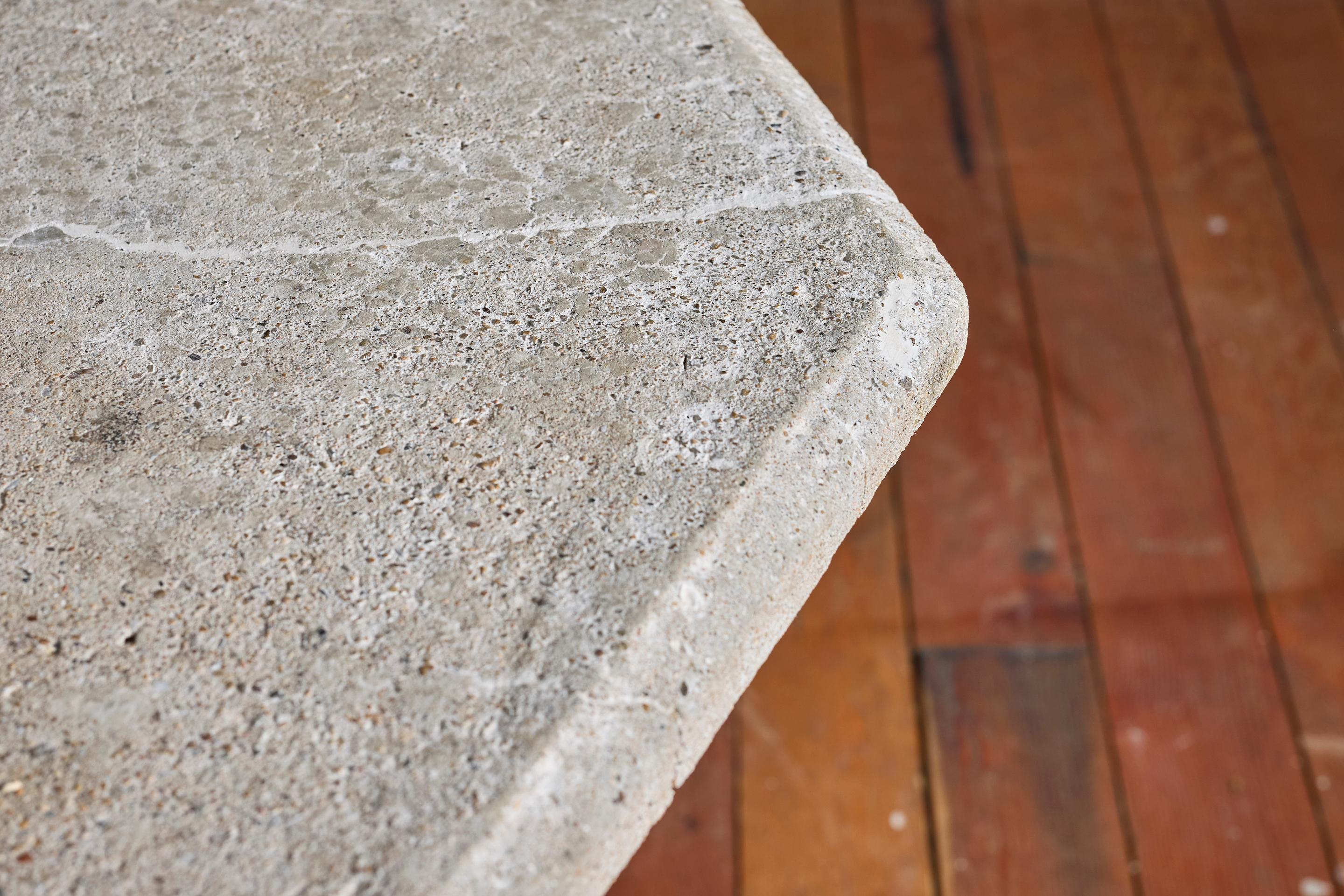 Table octogonale française en béton en vente 2