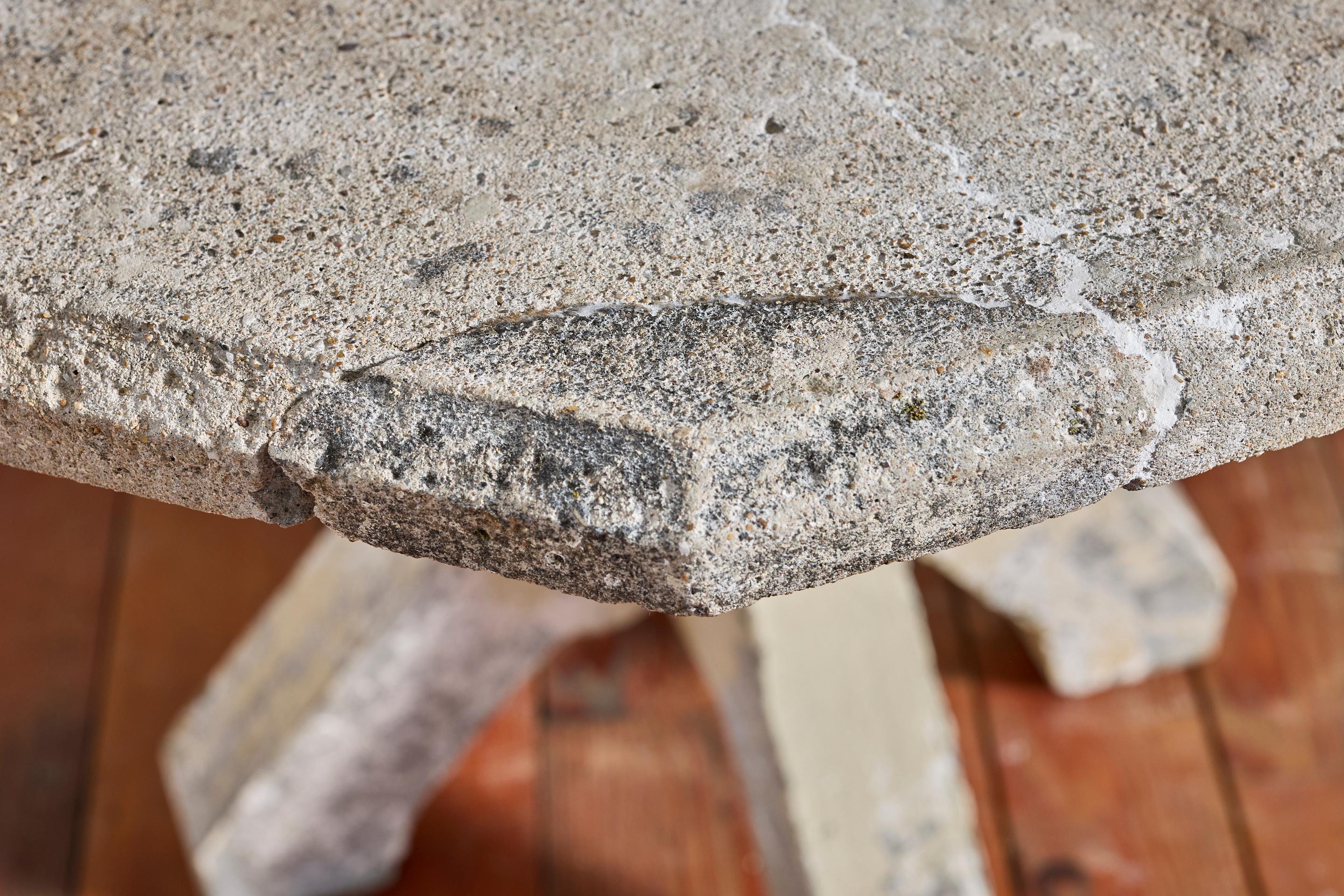 Table octogonale française en béton en vente 3