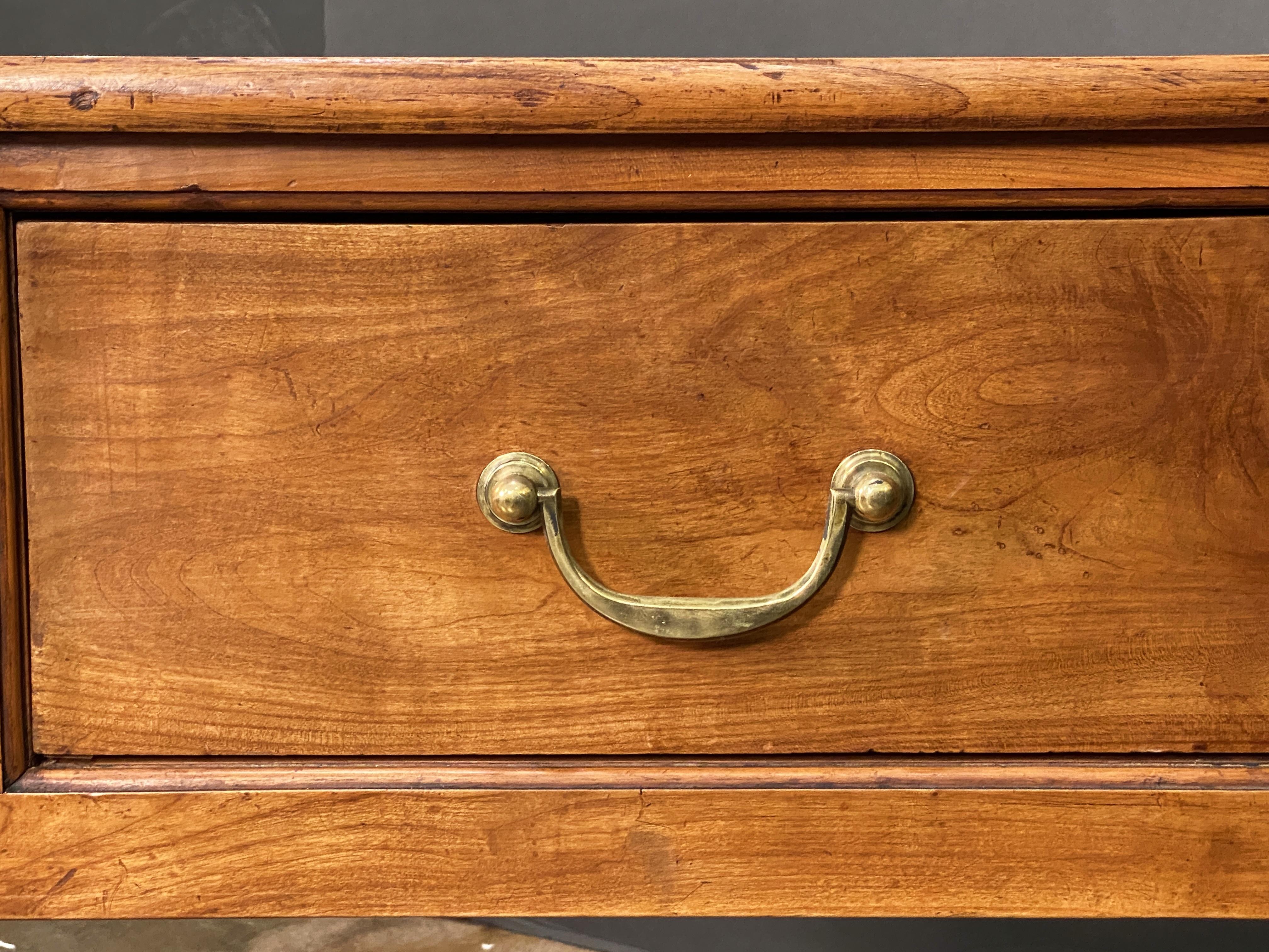 Console ou table d'appoint française en cerisier en vente 3