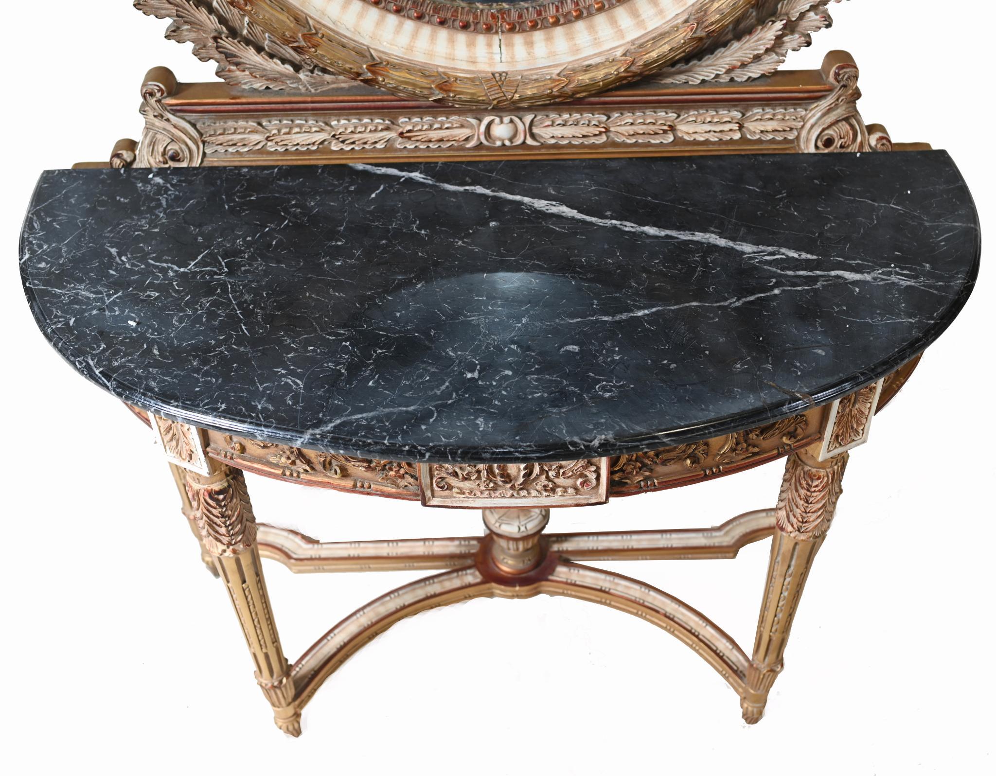 Stai visualizzando una raffinata consolle francese dipinta con specchio
In stile Luigi XVI Revival, questo modello è in grado di elevare qualsiasi interno.
Grande specchio ovale con cornice riccamente intagliata, sormontata da uno stemma a nastro e