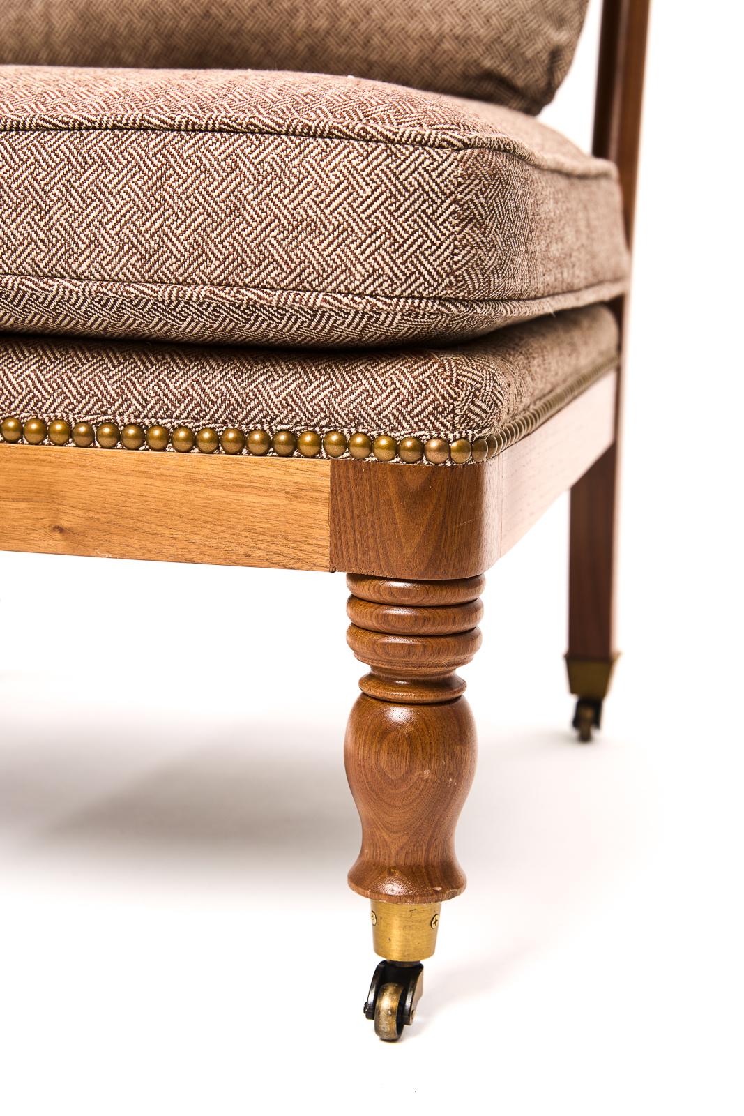 La sedia Fireside, ispirata alla classica sedia del consolato francese, è progettata con un significato storico e una versatilità moderna. La sua seduta bassa, originariamente pensata per gli stivali da equitazione alti, e l'aggiunta di ruote