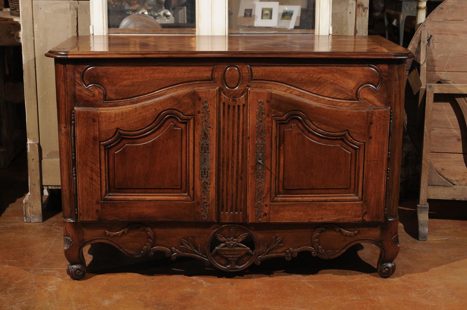 French Consulate Period 1800s Walnut Buffet with Carved Foliage and Urn Motifs 7