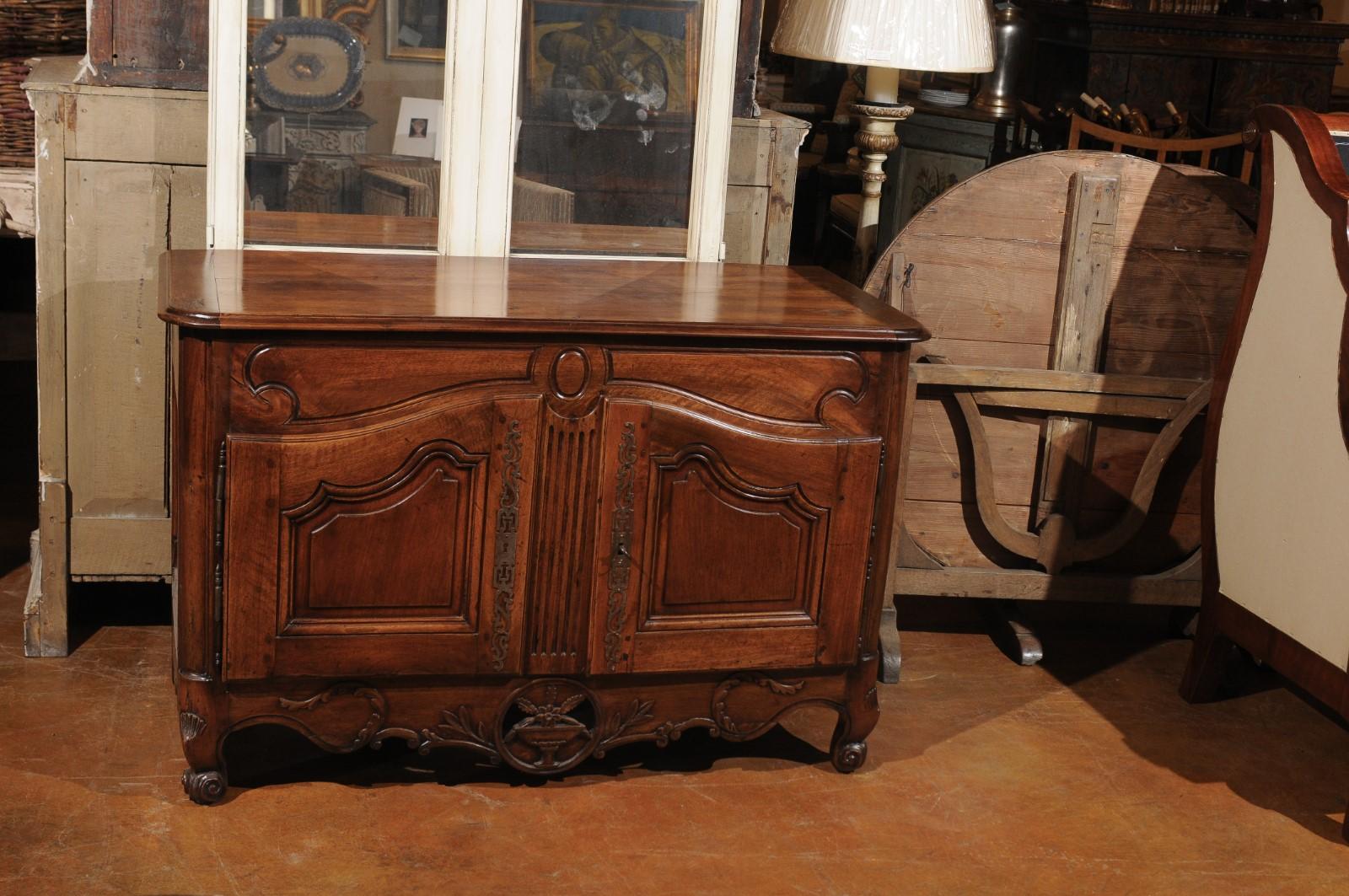 French Consulate Period 1800s Walnut Buffet with Carved Foliage and Urn Motifs 8