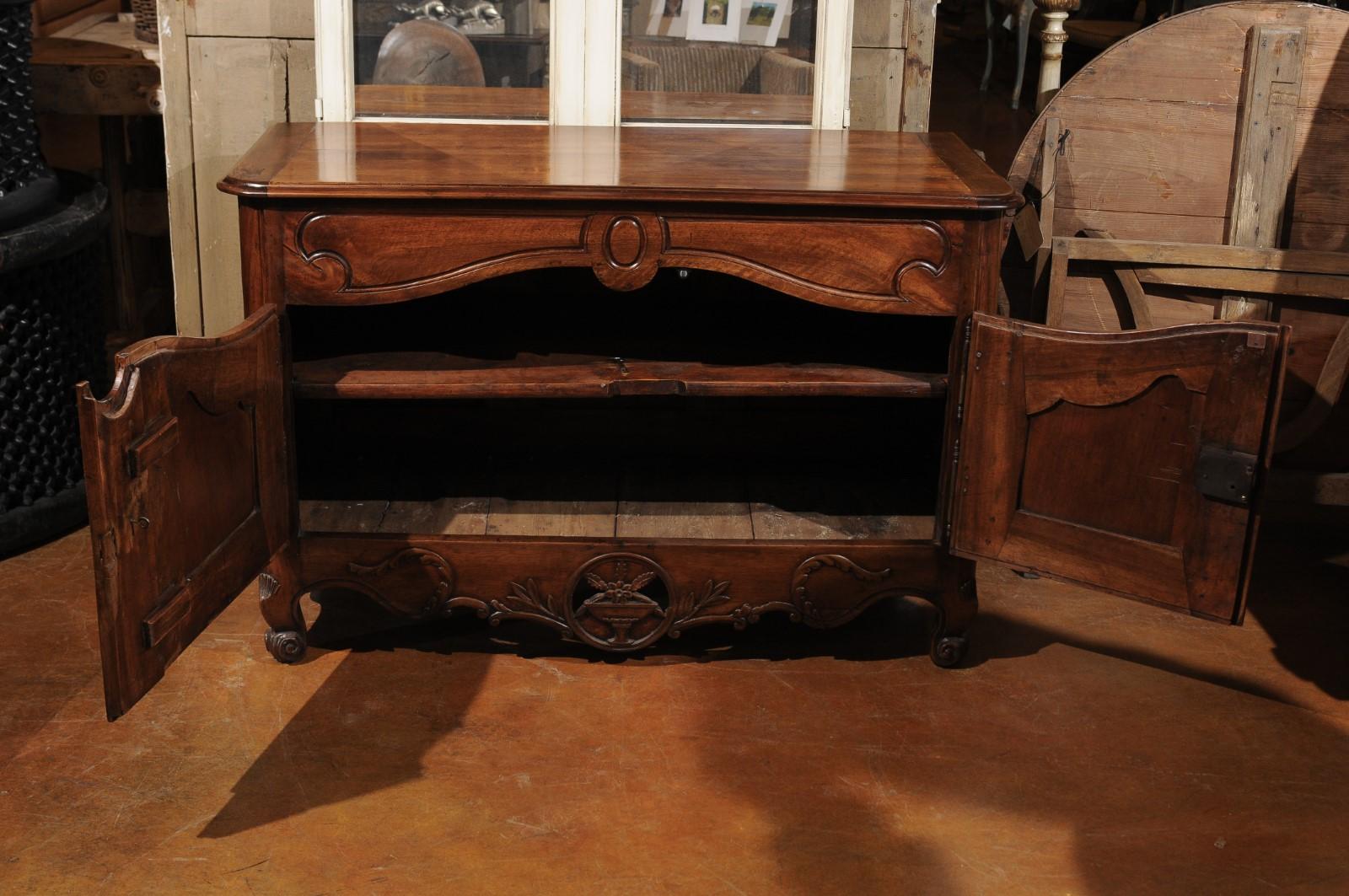 French Consulate Period 1800s Walnut Buffet with Carved Foliage and Urn Motifs In Good Condition In Atlanta, GA