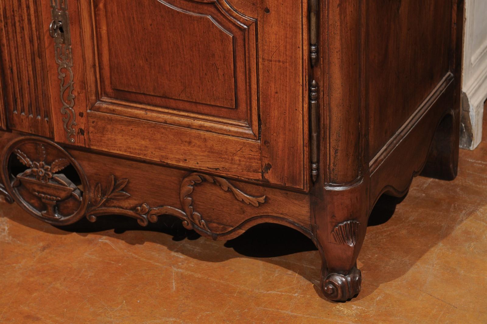 French Consulate Period 1800s Walnut Buffet with Carved Foliage and Urn Motifs 4