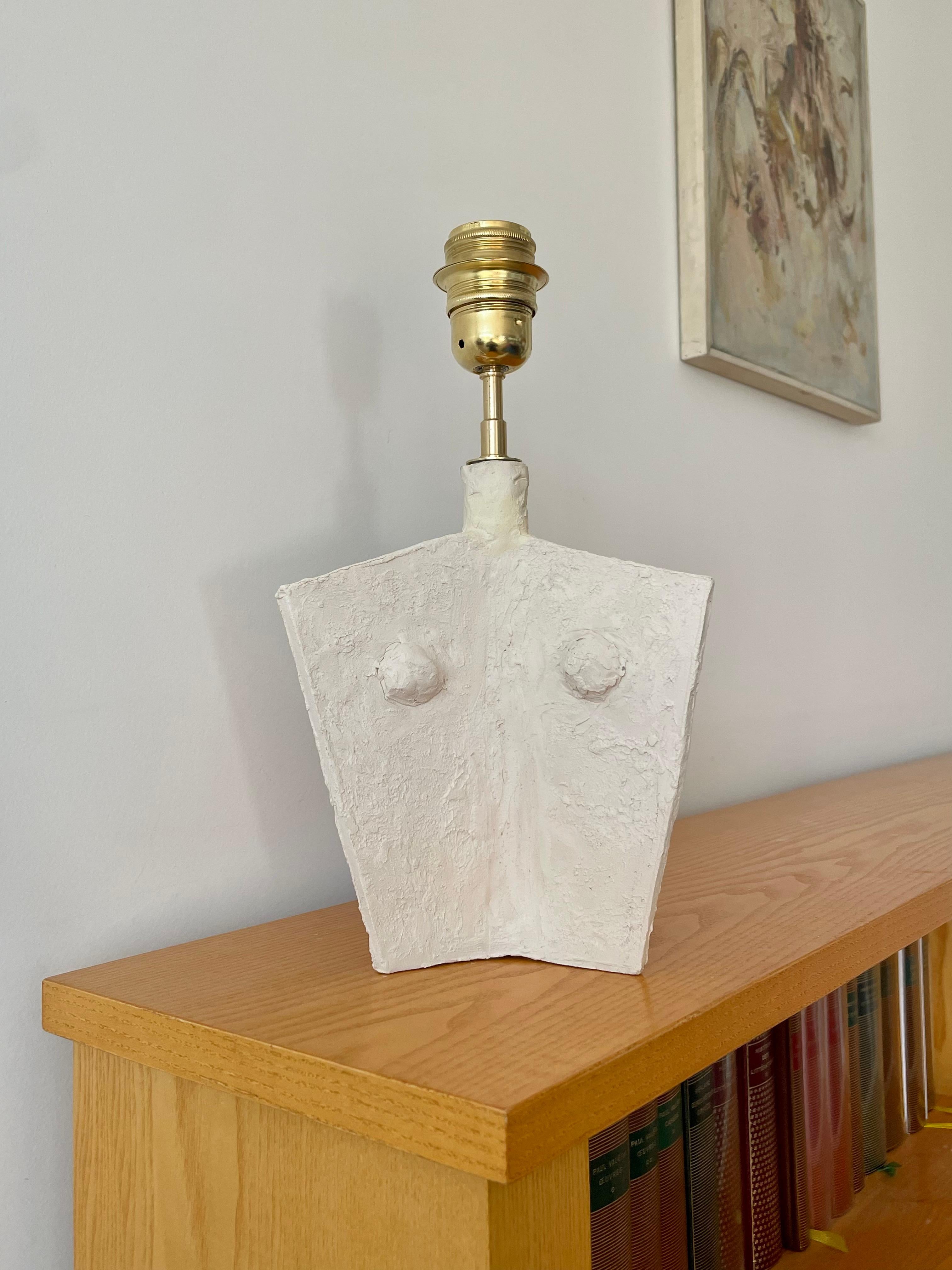 Lámpara francesa de cerámica contemporánea de Renzo Maar. Dimensiones : . Material : cerámica (gres blanco), latón ; firmado. Con reminiscencias de los ídolos cicládicos griegos, que inspiraron a muchos artistas como Jean Arp, Constantin Brancusi,