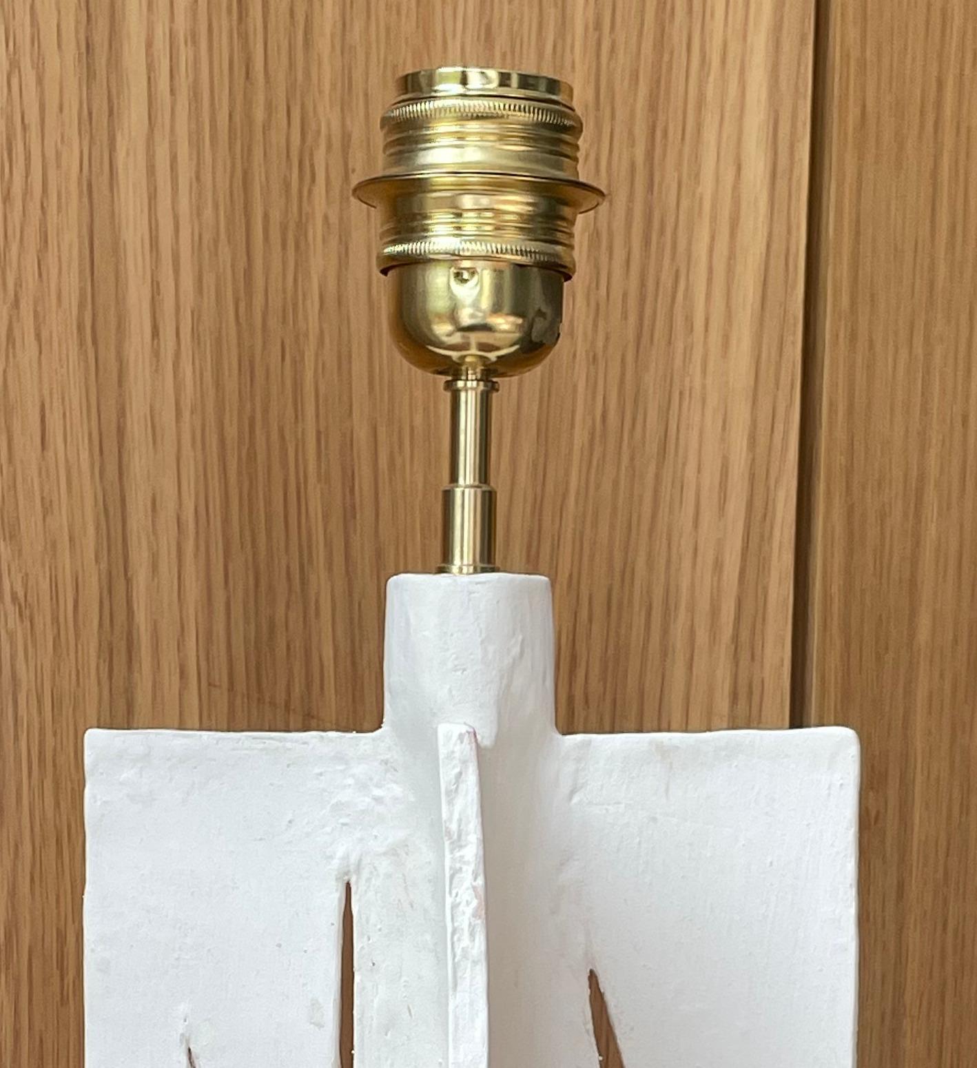  Lámpara francesa de cerámica contemporánea de Renzo Maar. Dimensiones : . Material : cerámica (gres blanco) y óxidos, latón ; firmado. Con una forma que recuerda a la lámpara Croisillon del diseñador francés de Art Déco Jean Michel Frank,