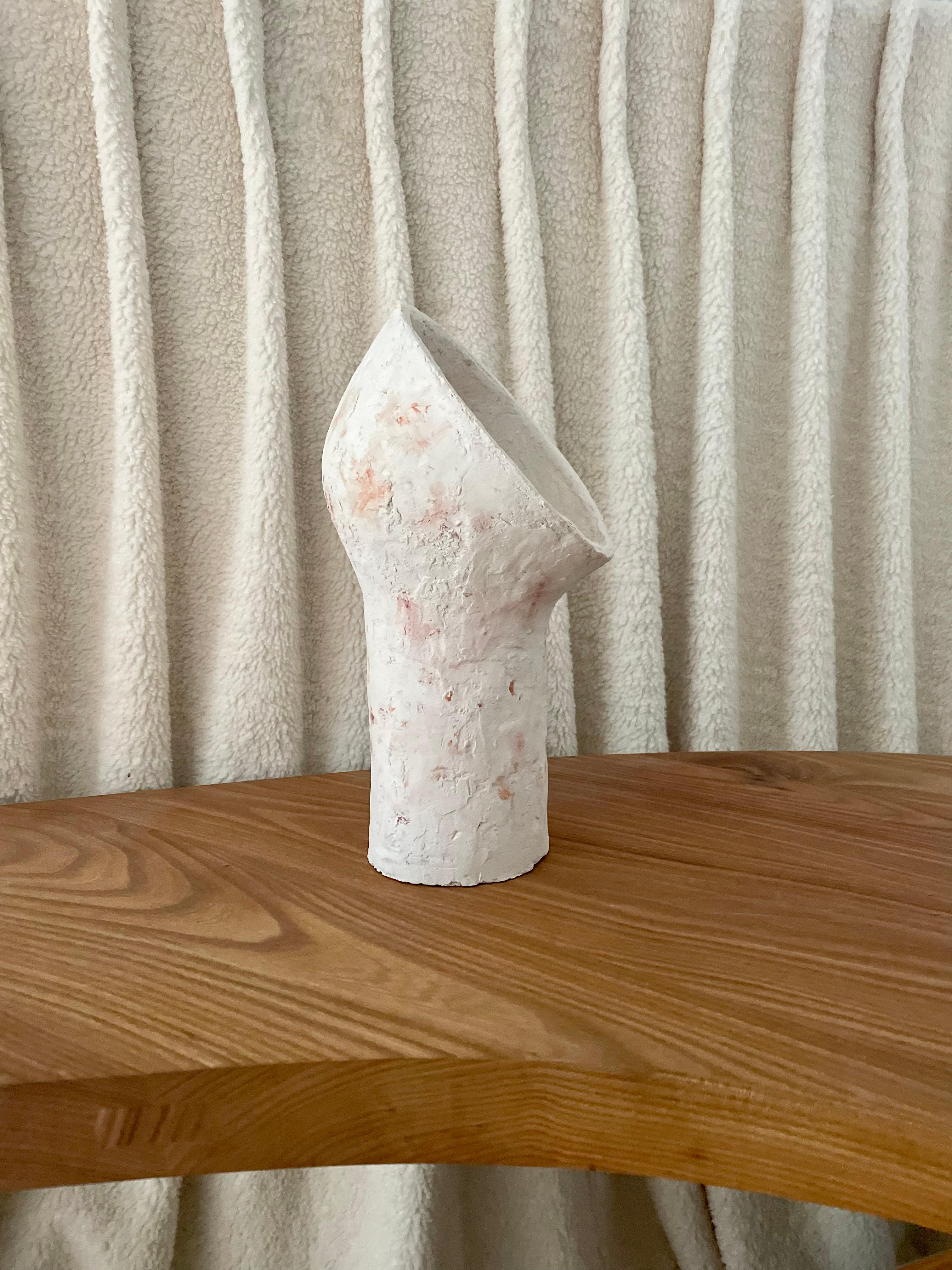 Lámpara francesa de cerámica contemporánea de Renzo Maar. Dimensiones : . Material : cerámica (gres blanco) y óxidos, latón ; firmado. Hecha de arcilla, esta lámpara-escultura se parece a una flor, al embudo de un barco o a un nido : en cualquier