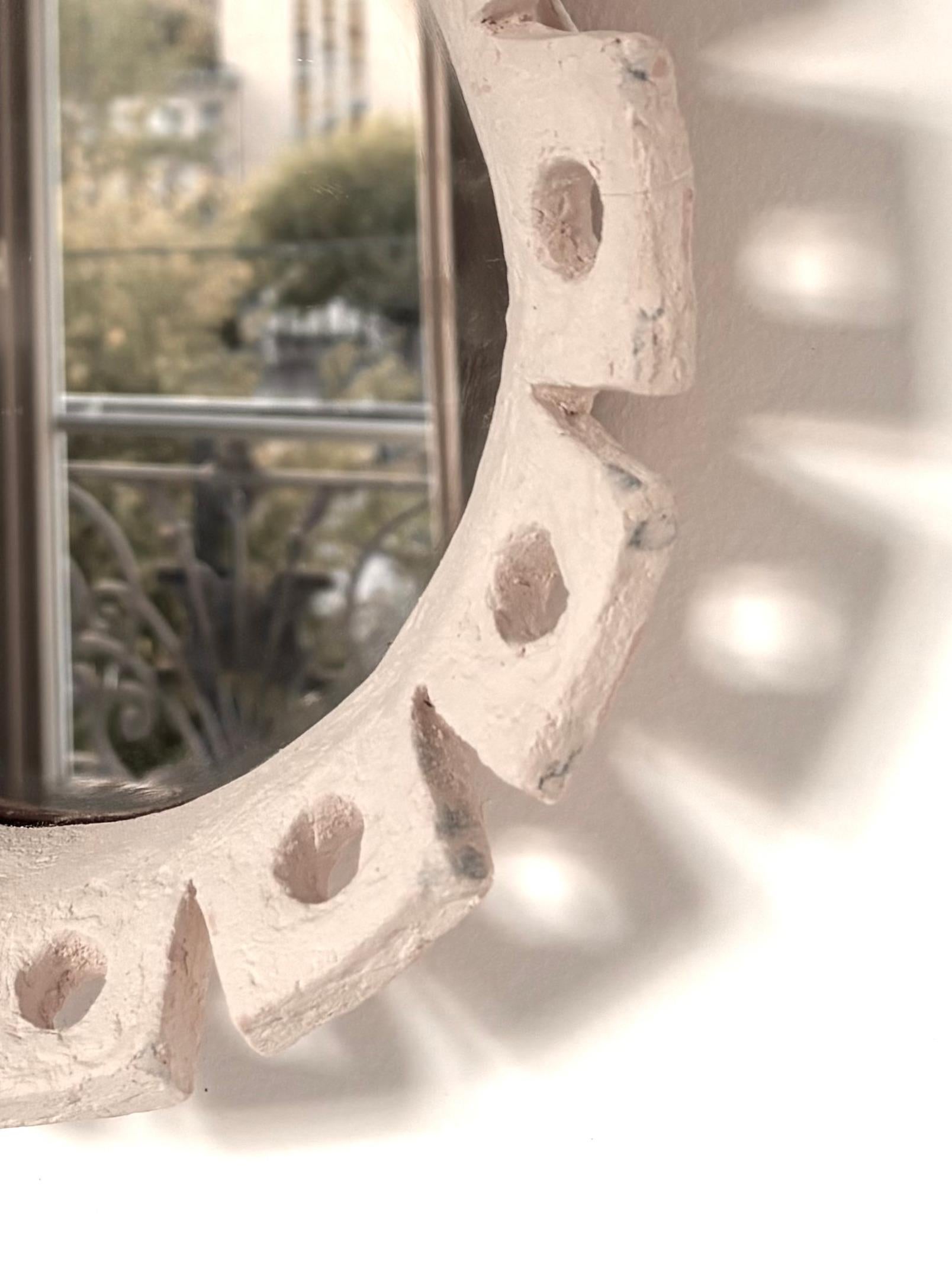 Zeitgenössischer französischer Keramikspiegel von Renzo Maar. Abmessungen:  28 (D in Zentimetern)	. MATERIAL : Keramik (weißes Steingut, emailliert), Glas ; signiert. Dieses Einzelstück ist sofort lieferbar, aber auch Sonderbestellungen sind möglich