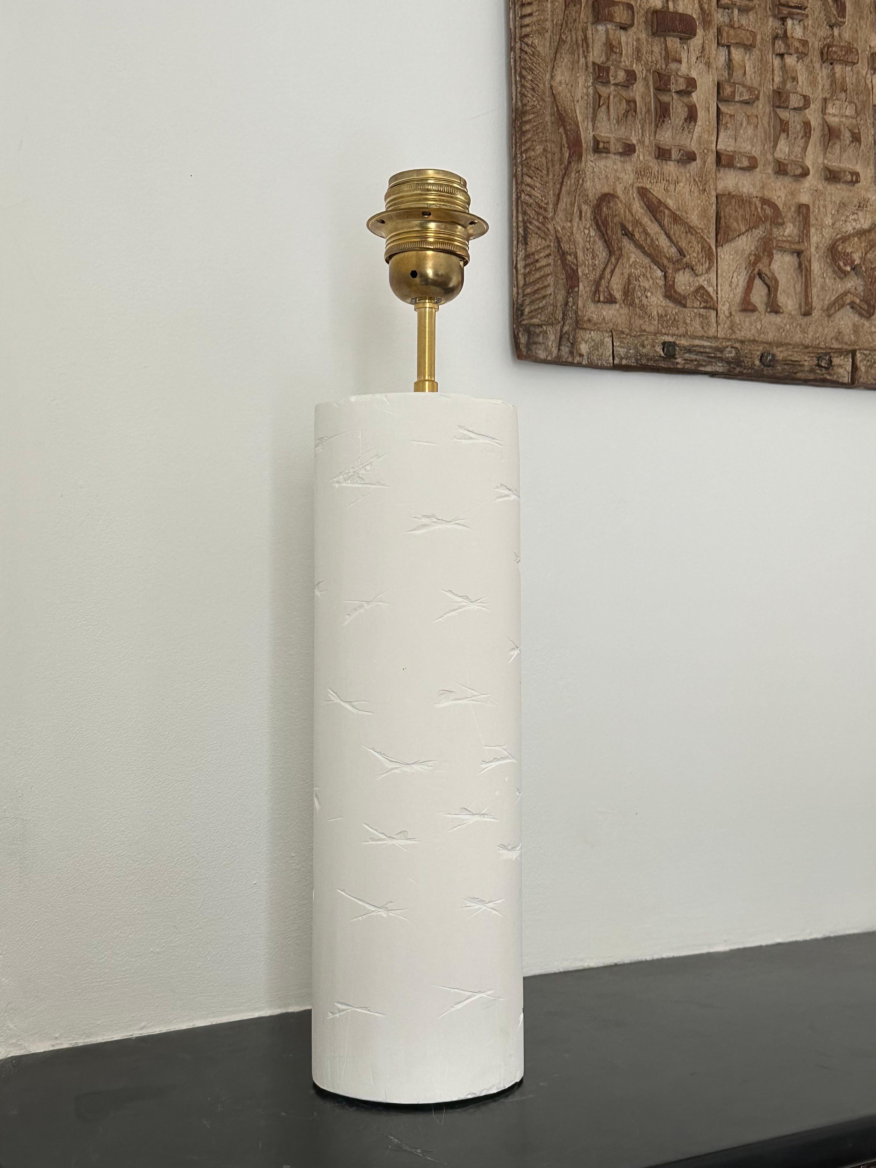 Lámpara francesa contemporánea de yeso de Renzo Maar. Material : escayola, latón ; firmado. Con reminiscencias de los grafitis que se pueden encontrar en las paredes, columnas y monumentos de Roma y que han inspirado a tantos artistas como Cy