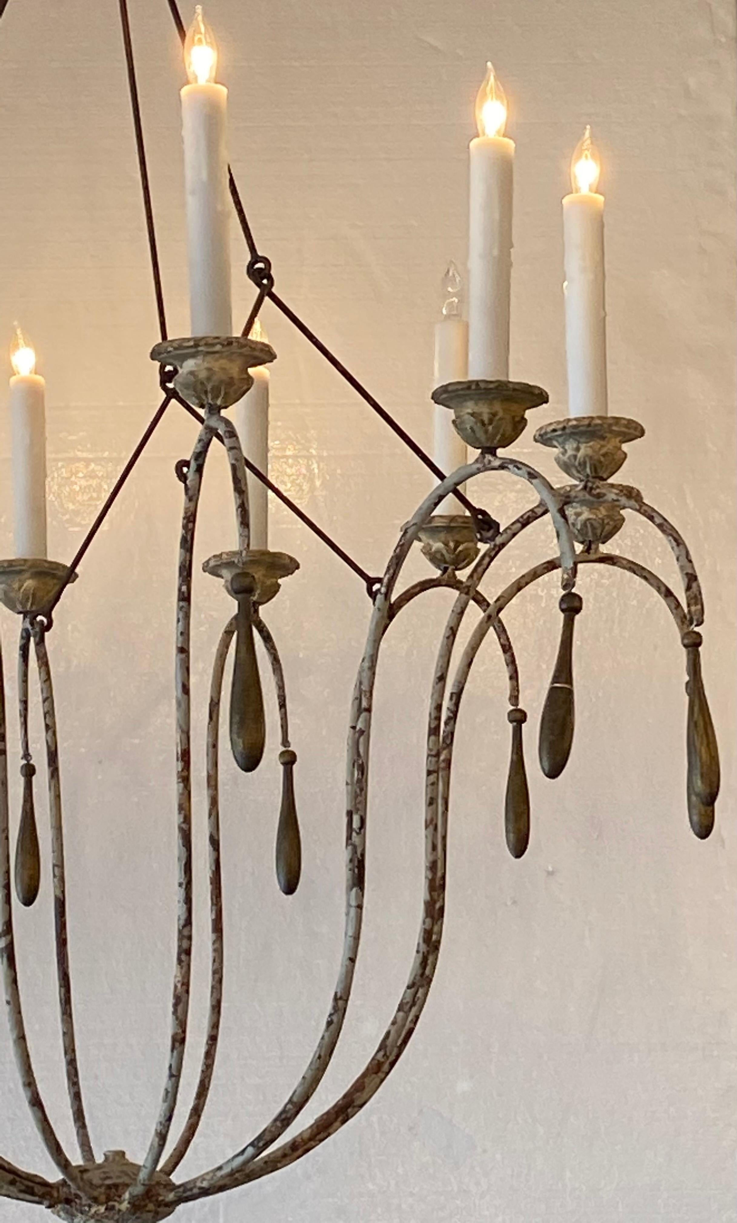 French Contry antique wood chandelier, hand crafted, in excellent conditions. 12 lights with 12 -6
