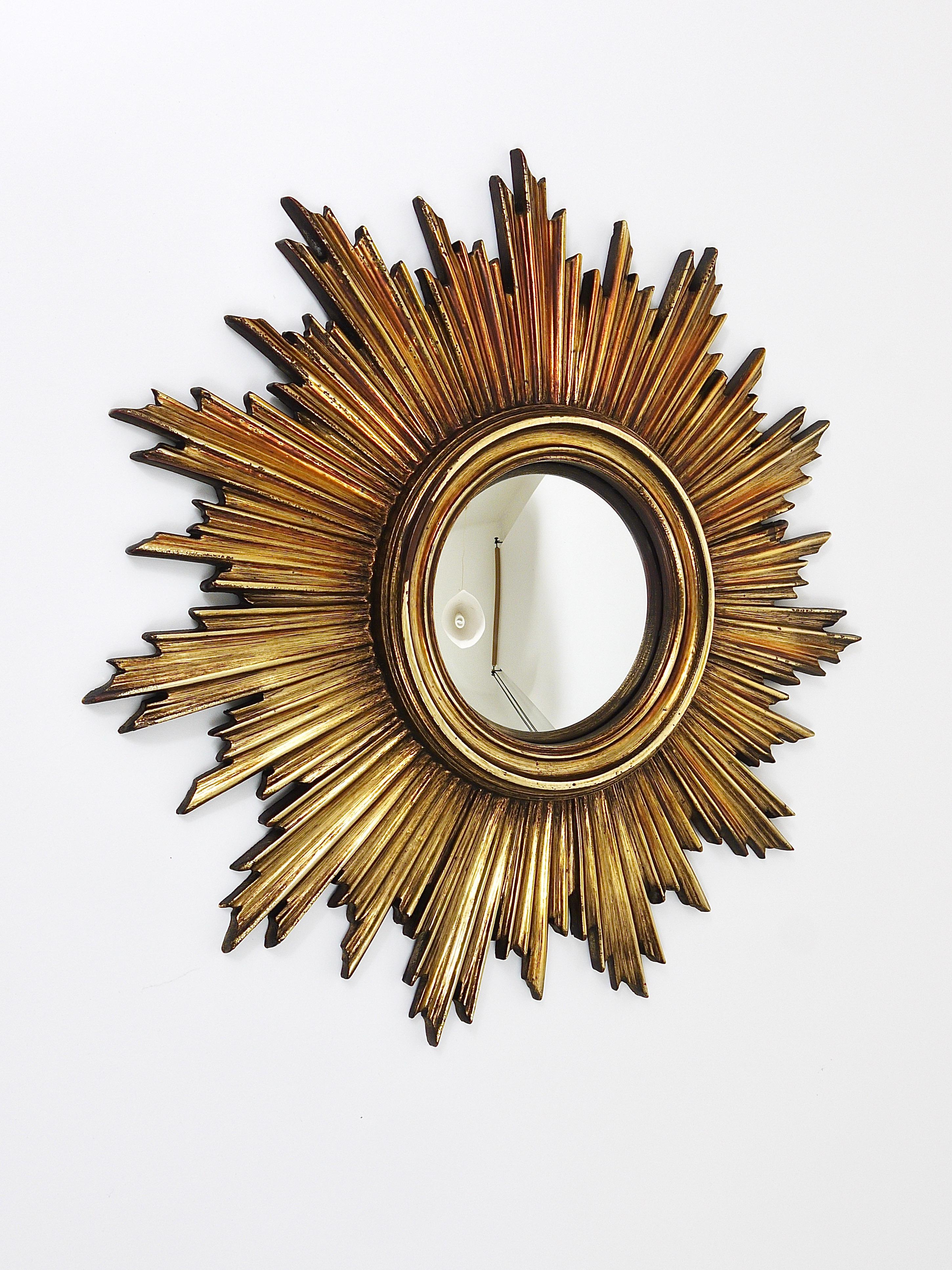 Französischer konvexer Soleil-Wandspiegel mit Sonnenschliff und vergoldetem Sternschliff, Hollywood Regency im Zustand „Gut“ in Vienna, AT