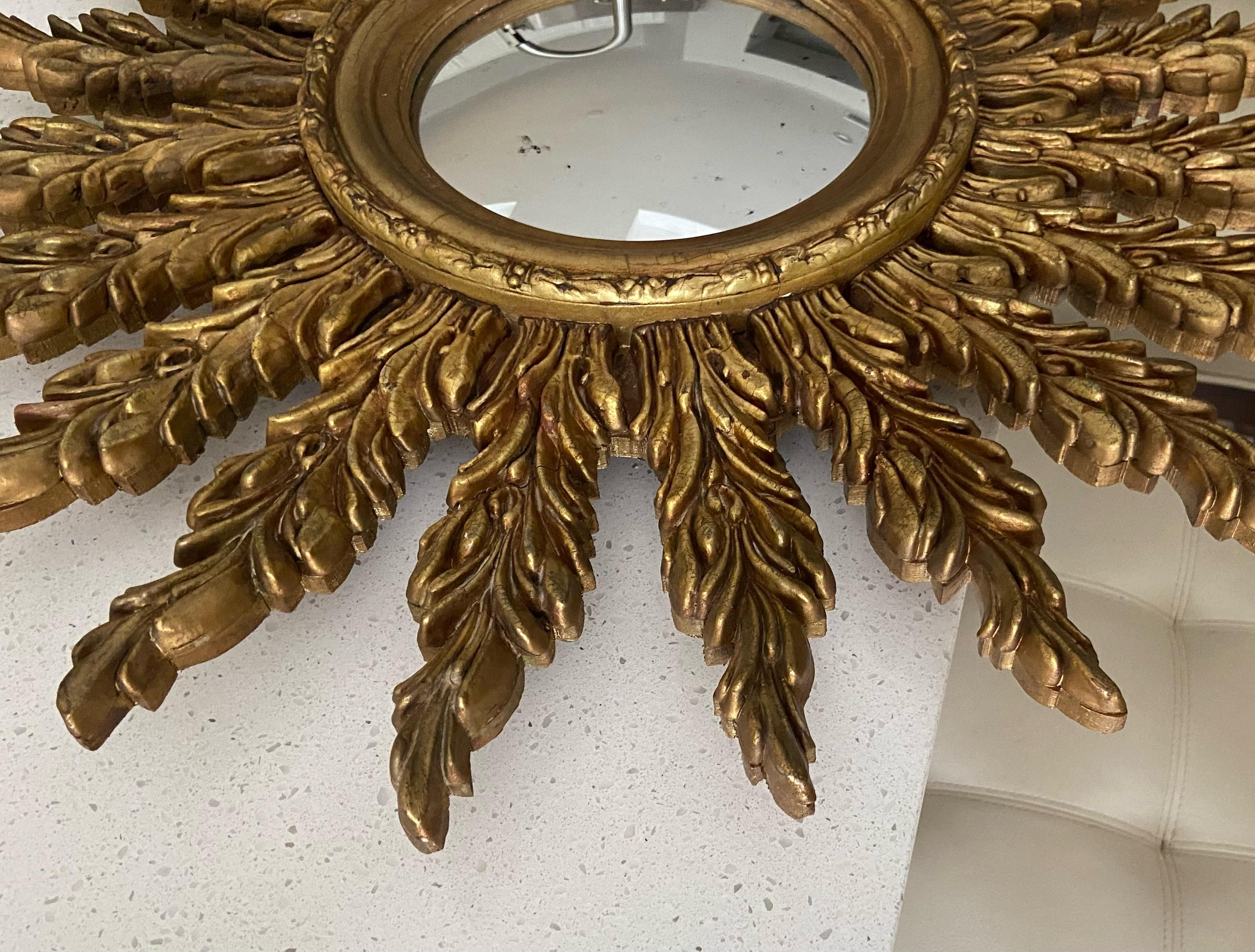 Miroir mural en bois doré convexe Sunburst français en vente 6