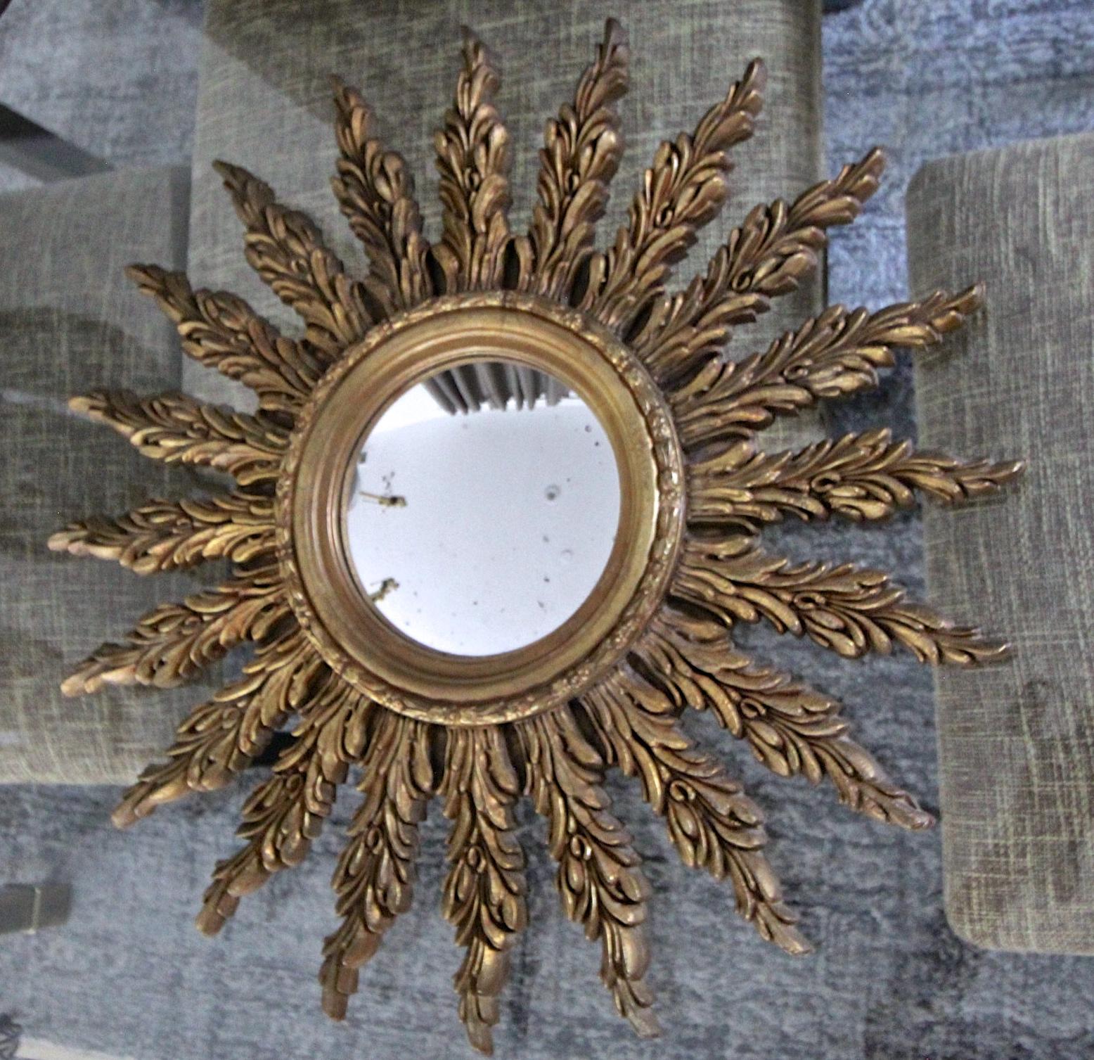 Miroir mural en bois doré convexe Sunburst français en vente 9