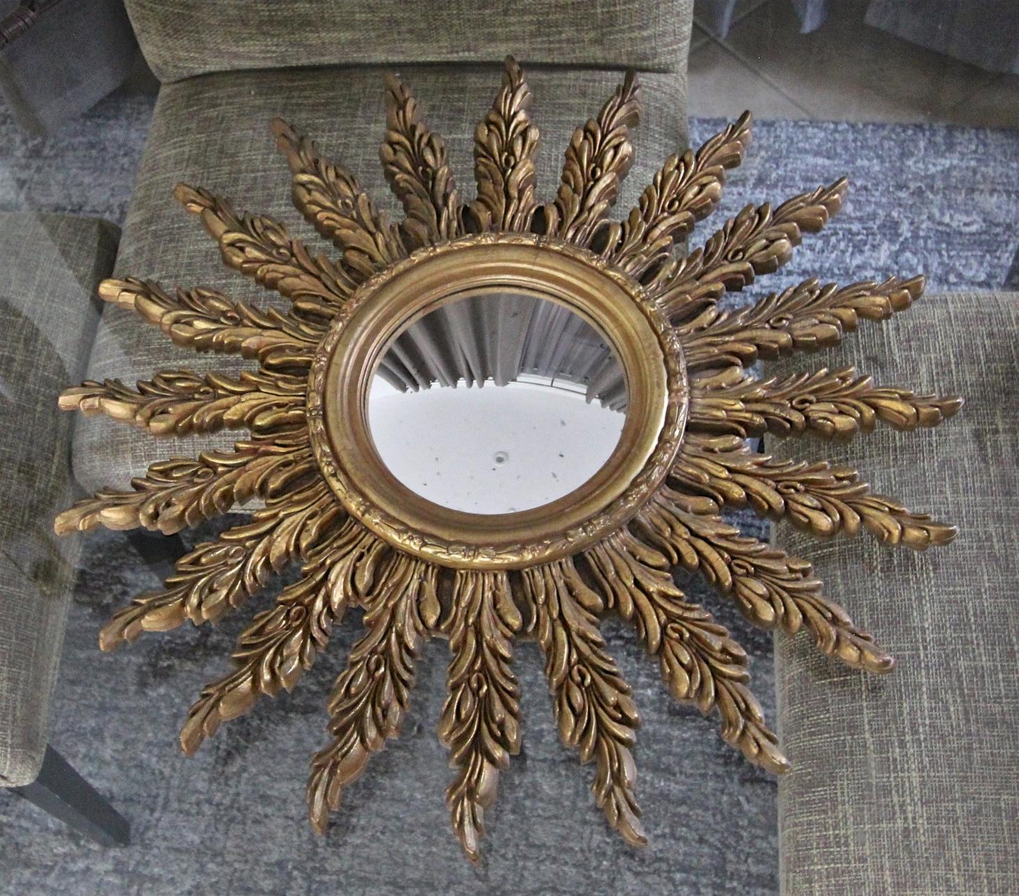 Français Miroir mural en bois doré convexe Sunburst français en vente