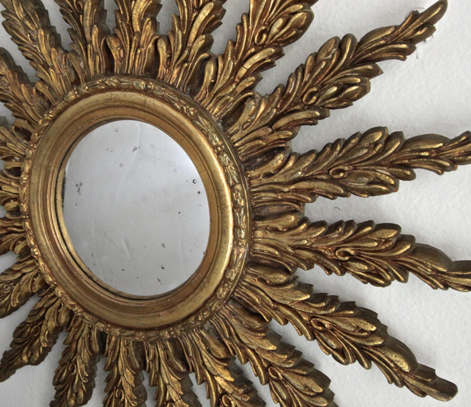 Miroir mural en bois doré convexe Sunburst français en vente 1