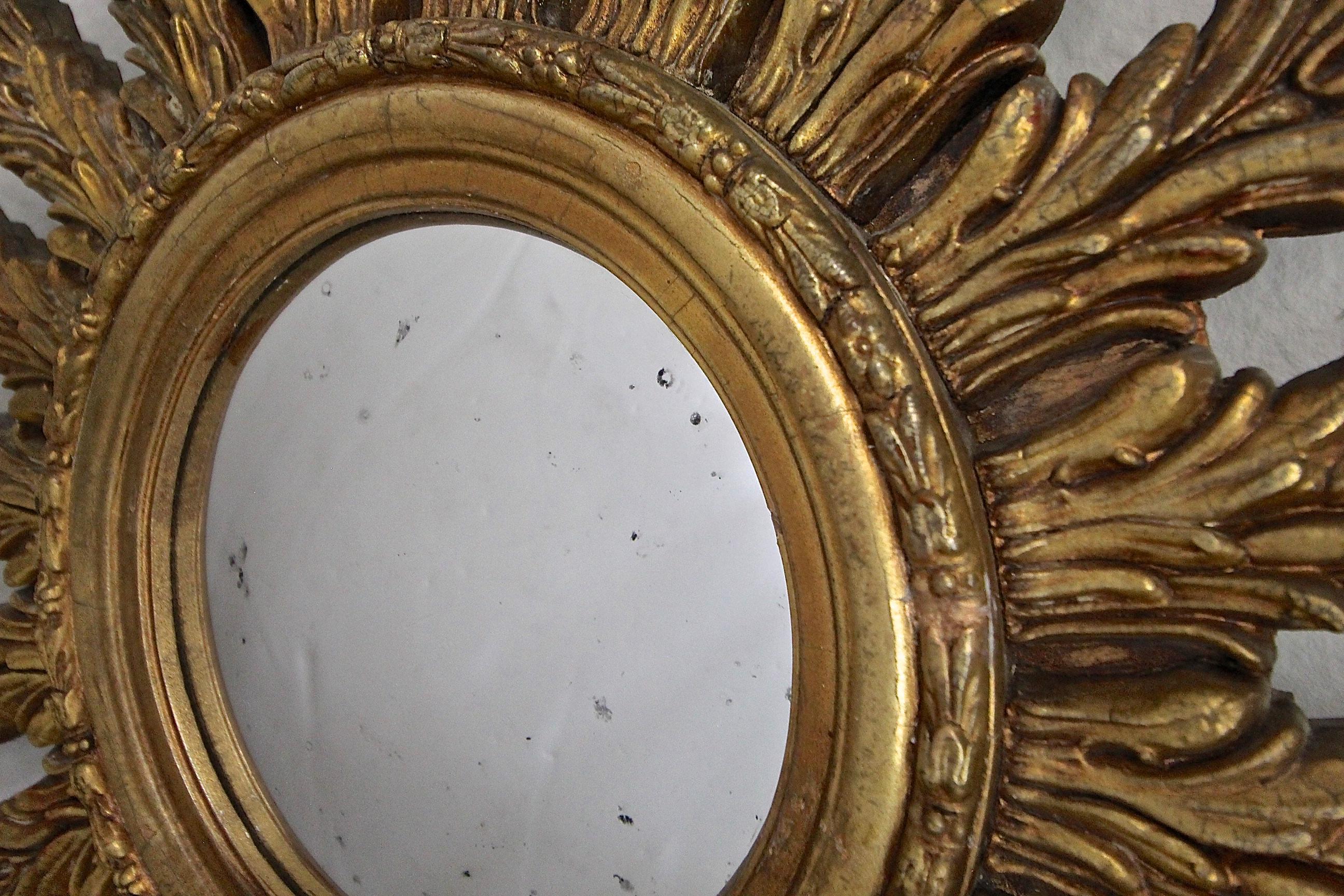 Miroir mural en bois doré convexe Sunburst français en vente 3
