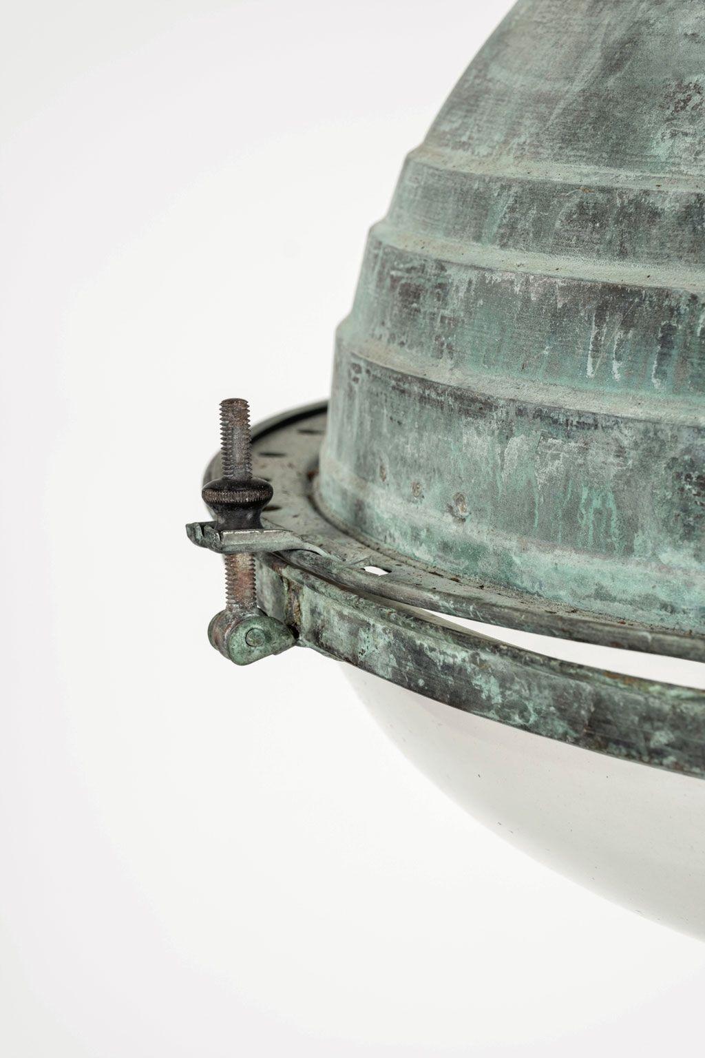 20ième siècle Lampe à suspension Art déco française en cuivre et verre en vente