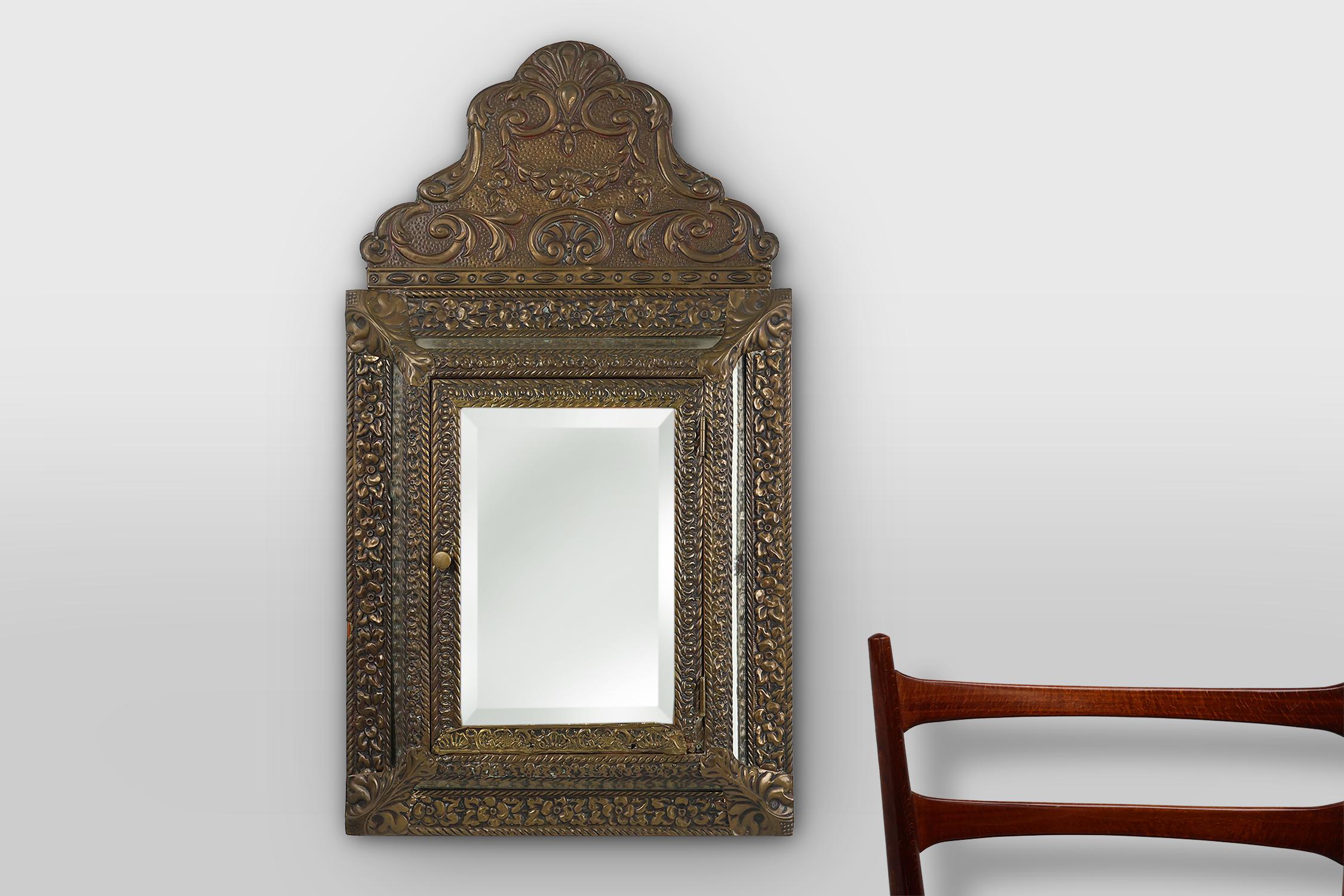 Francia / 1930 / espejo con almacenaje / madera, cobre / Art Decó / Mediados de siglo

Un armario con espejo francés con dos pequeños ganchos para las llaves en su interior. El espejo tiene un marco de adornos en relieve de cobre sobre madera.

Esta