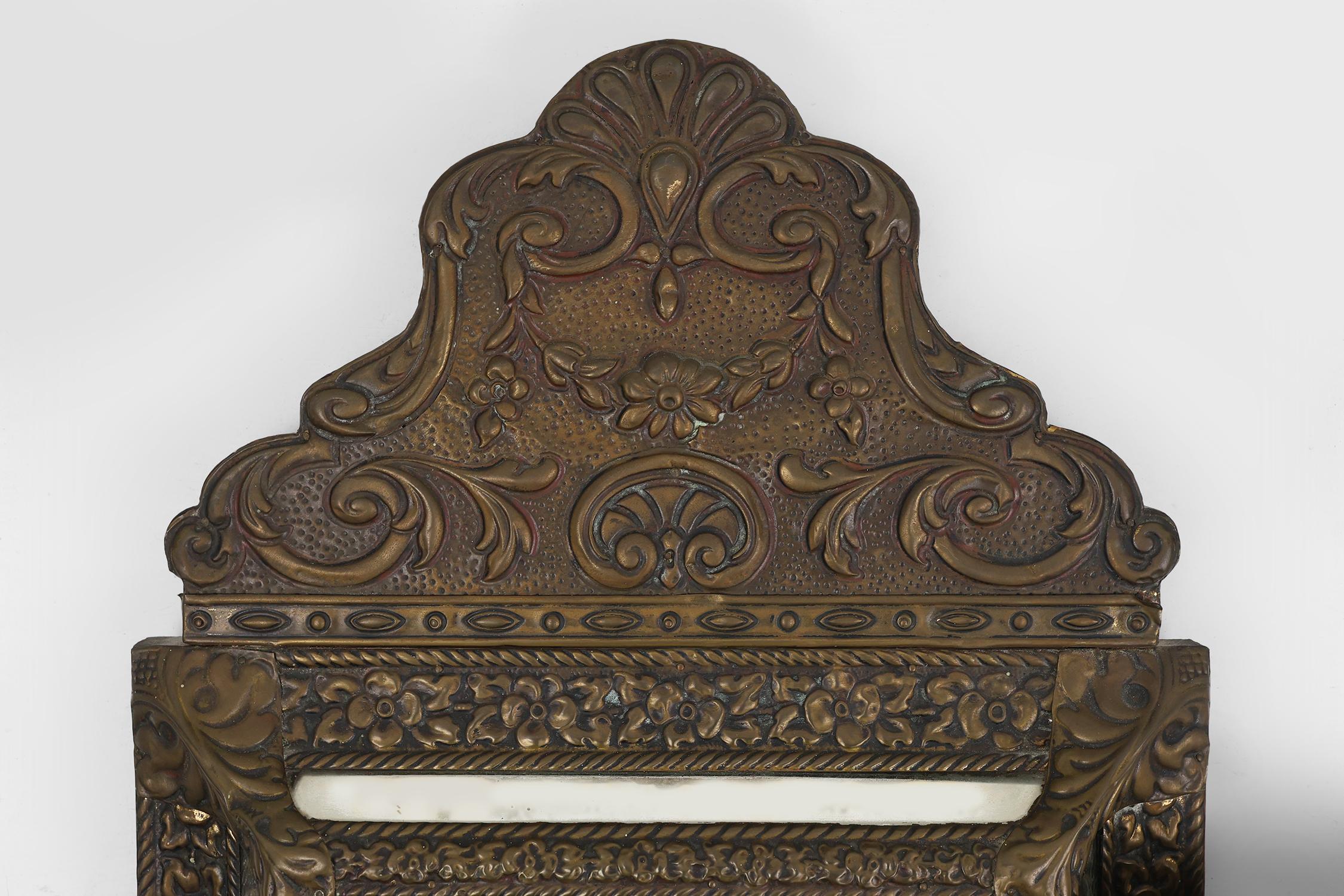 Armario de pared Art Decó francés de cobre con espejo biselado, años 30 Francés en venta