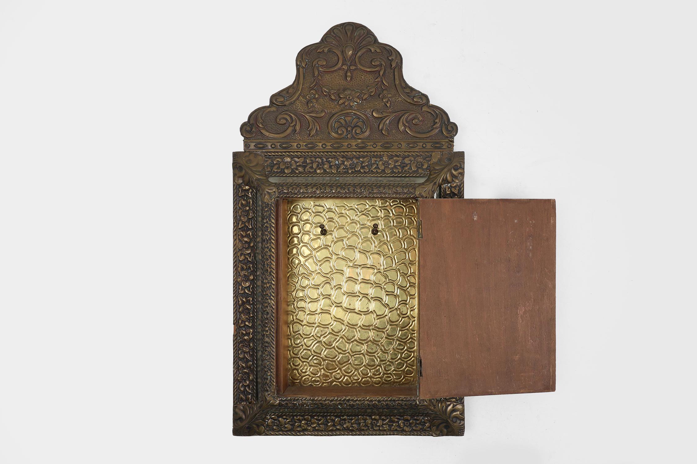 Armario de pared Art Decó francés de cobre con espejo biselado, años 30 mediados del siglo XX en venta
