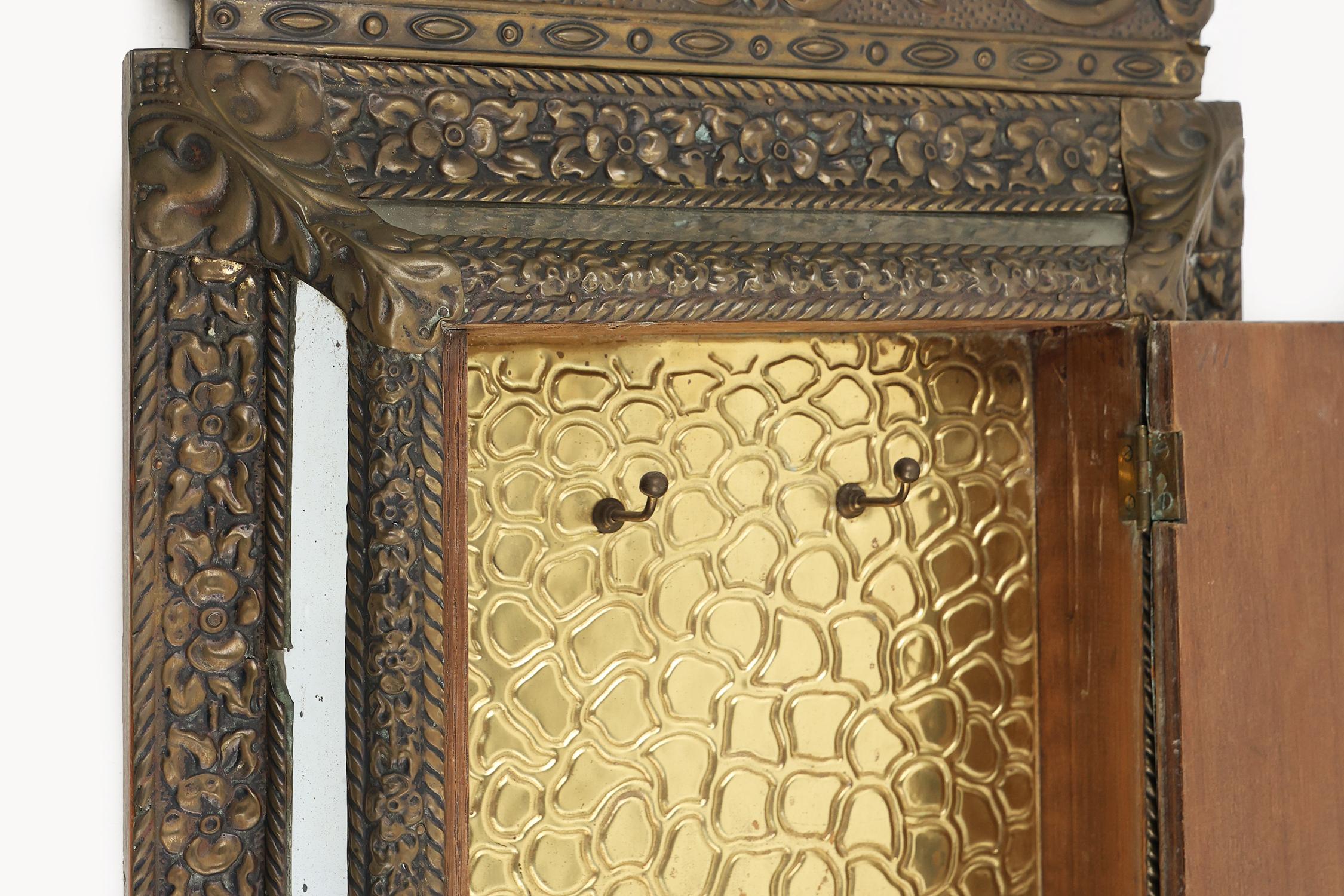 Armario de pared Art Decó francés de cobre con espejo biselado, años 30 Cobre en venta