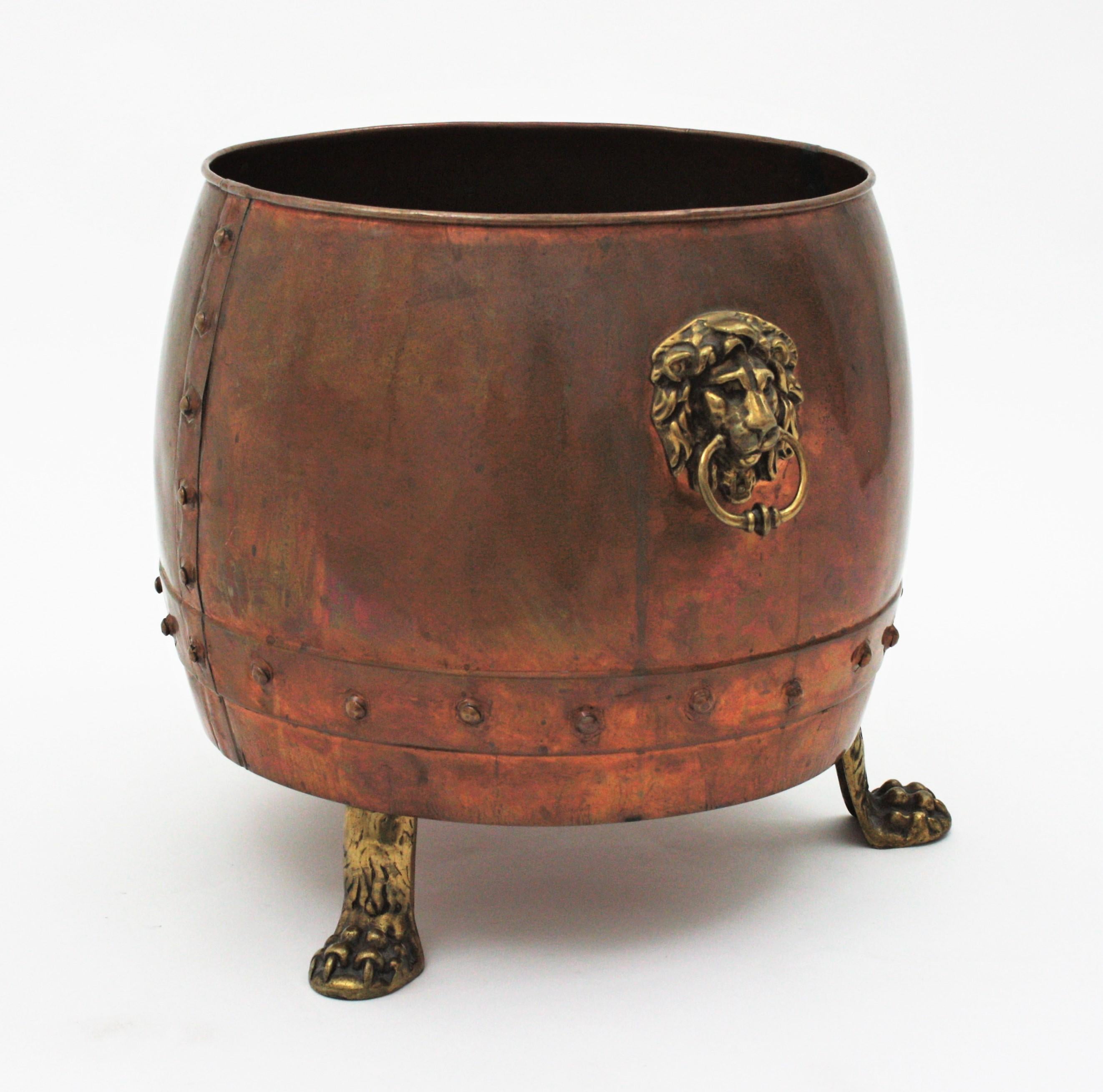 French Copper Cauldron Champagne Cooler or Planter with Lion Heads In Good Condition In Barcelona, ES